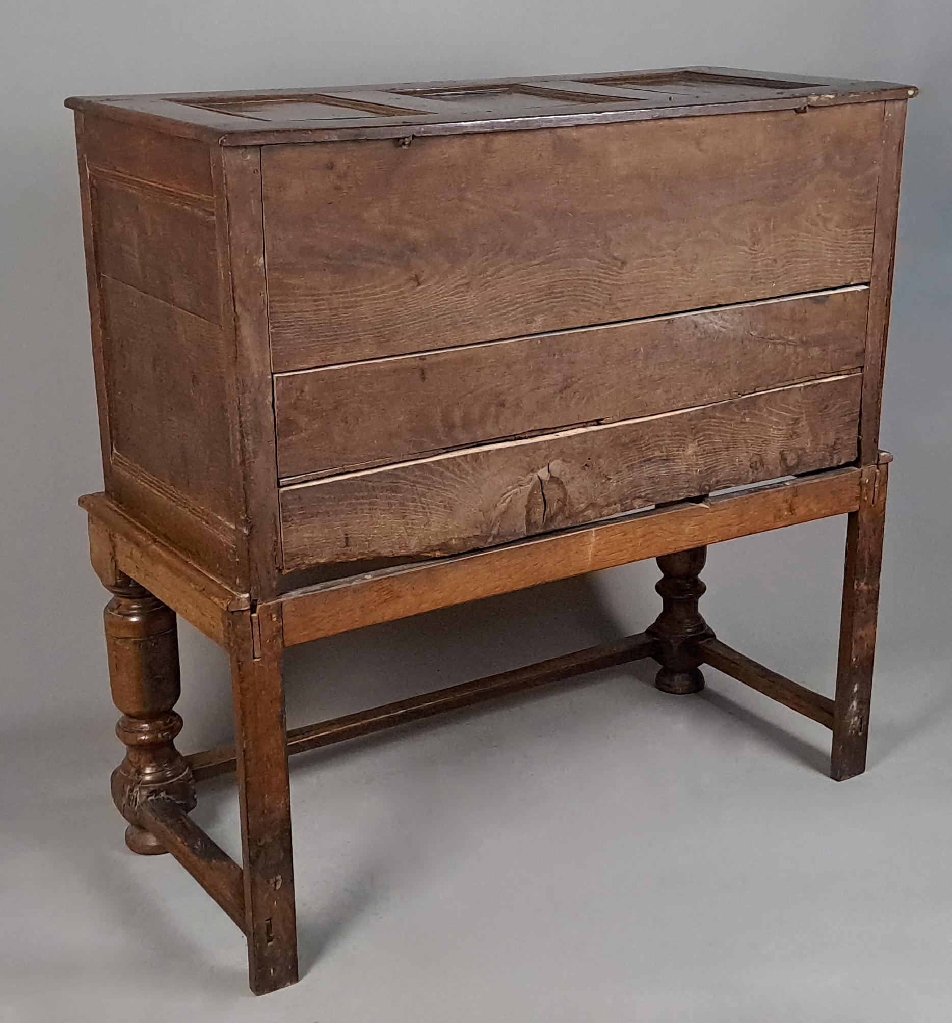 Cassapanca in olmo intarsiato in avorio di Charles II su piedistallo, 1660 ca. in vendita 4