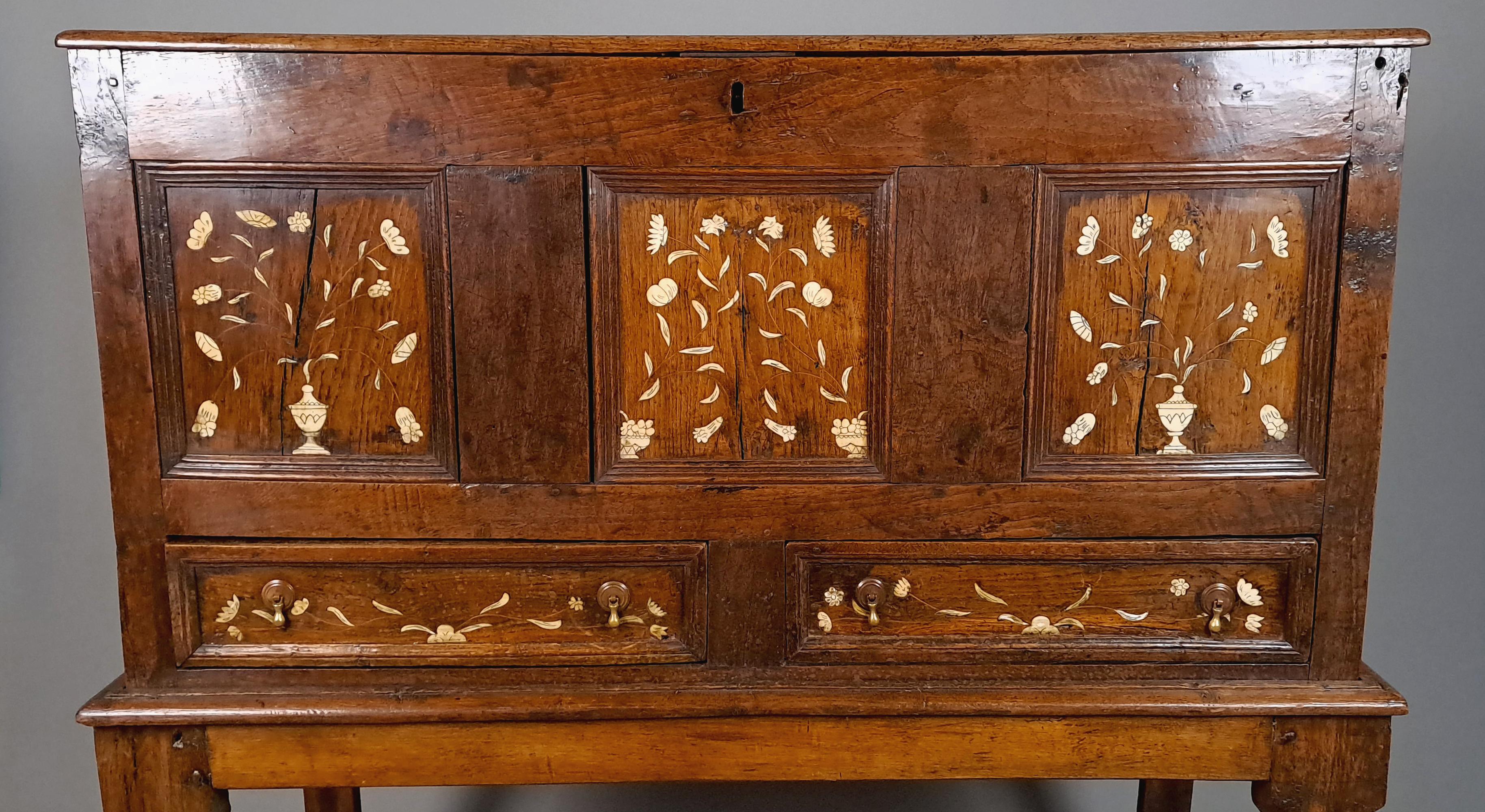 Cassapanca in olmo intarsiato in avorio di Charles II su piedistallo, 1660 ca. In condizioni buone in vendita a Heathfield, GB