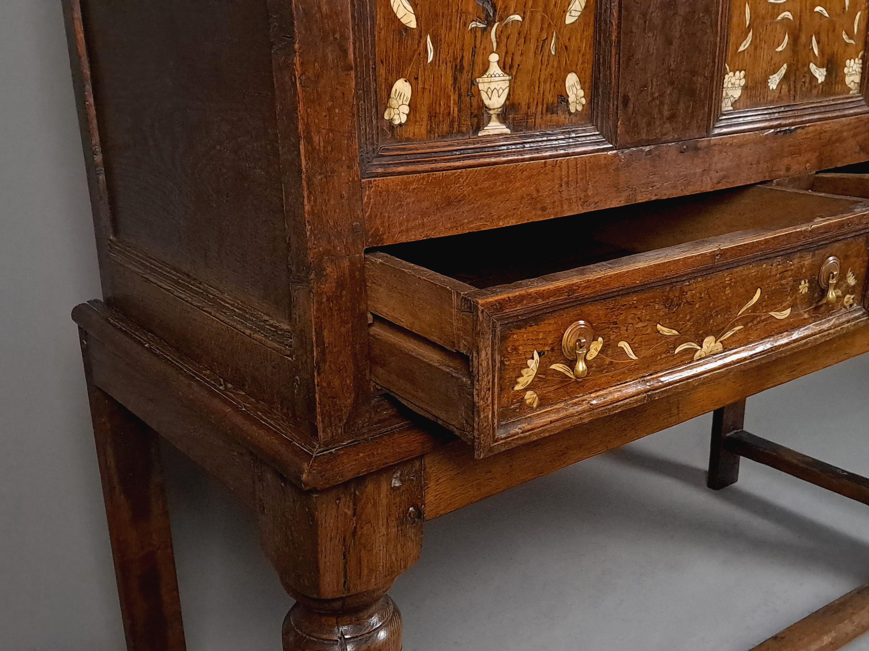 Avorio Cassapanca in olmo intarsiato in avorio di Charles II su piedistallo, 1660 ca. in vendita