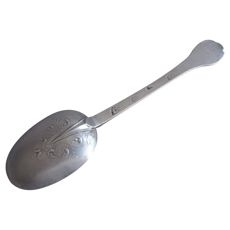 Charles II Lace Back Trefid Spoon made in London in 1682 by Lawrence Coles For Sale