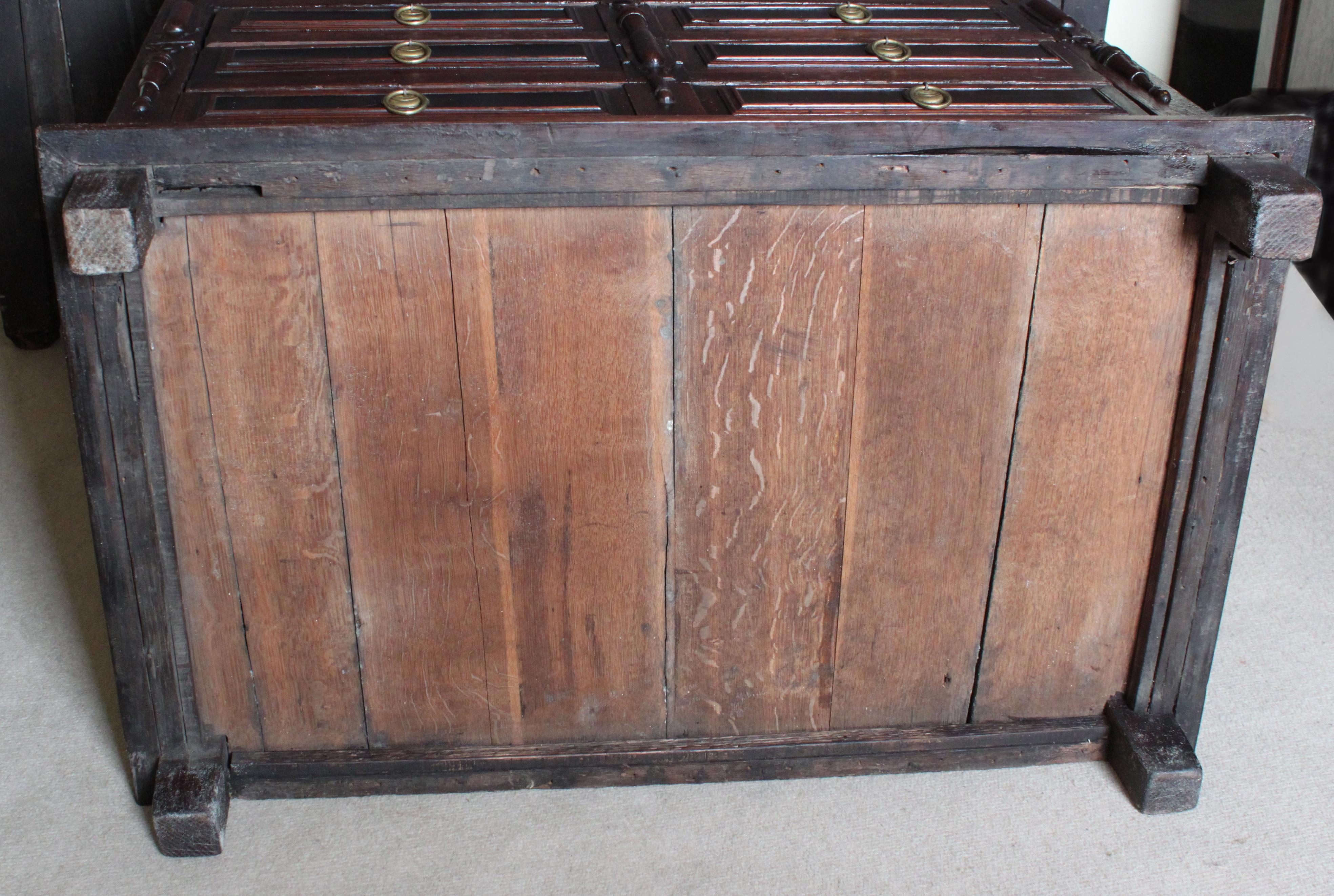 Cassettiera in Oak Charles II con fronte modellato in vendita 3