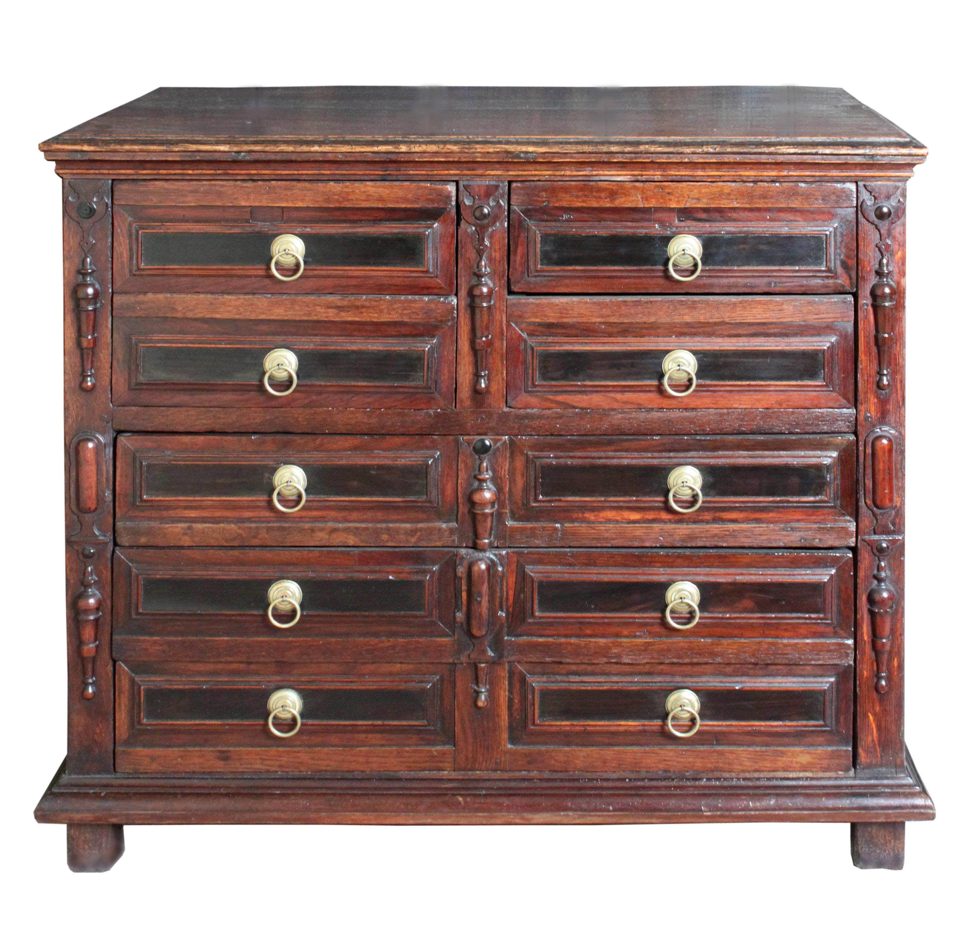 Charles II Moulded Front Oak Chest of Drawers In Good Condition For Sale In Bradford-on-Avon, Wiltshire