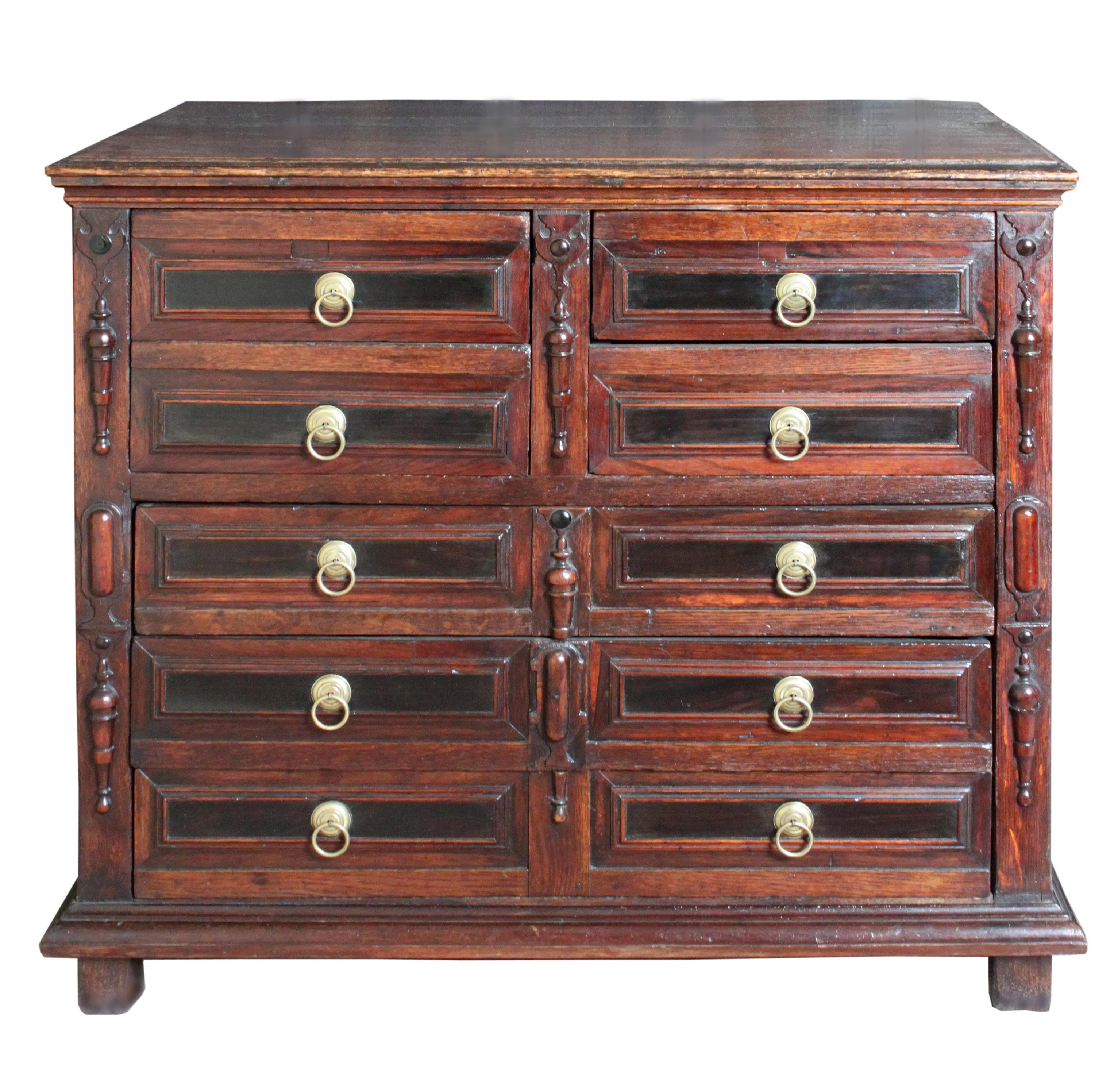 Inglese Cassettiera in Oak Charles II con fronte modellato in vendita