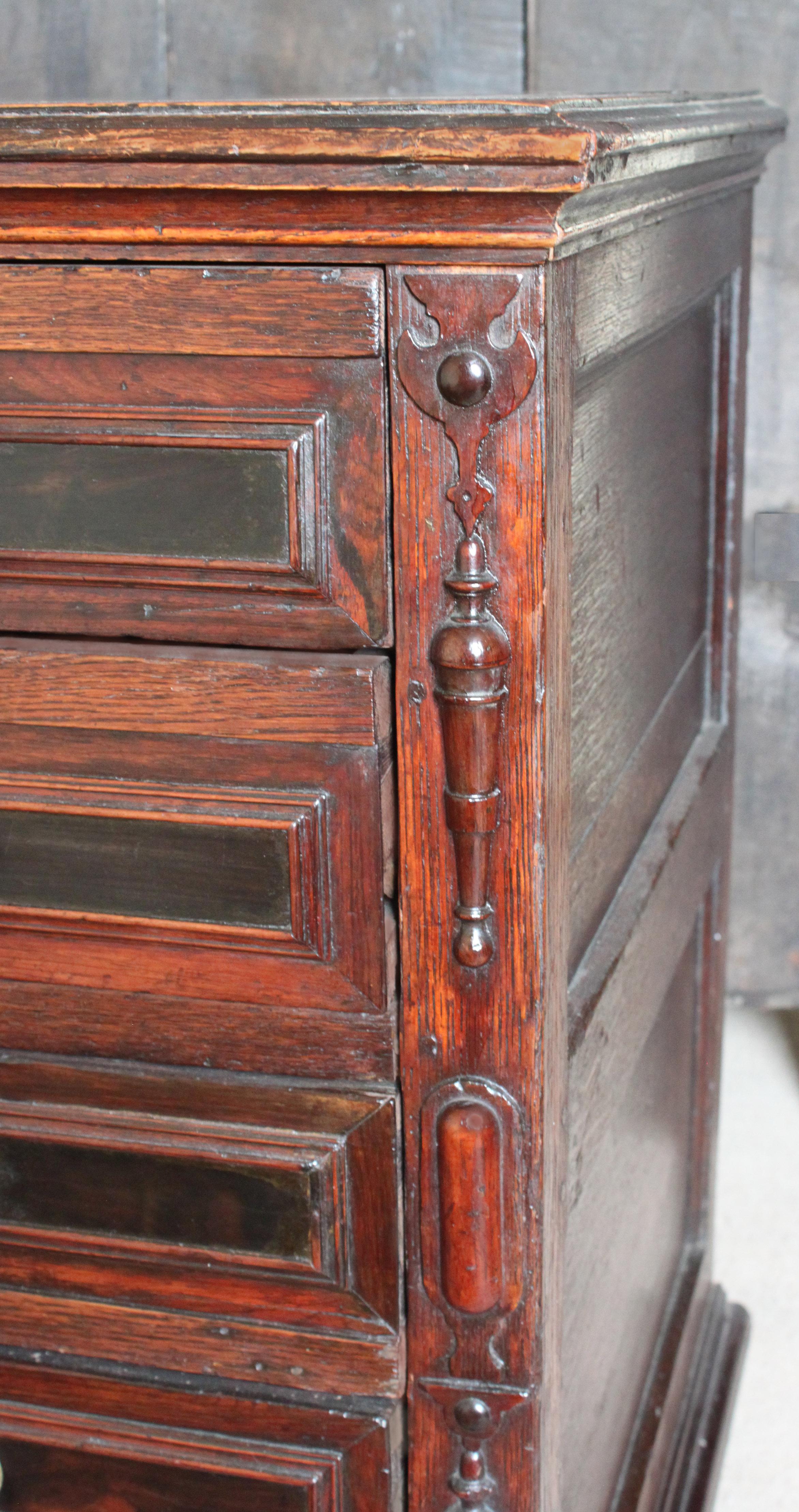 Metà XVII secolo Cassettiera in Oak Charles II con fronte modellato in vendita