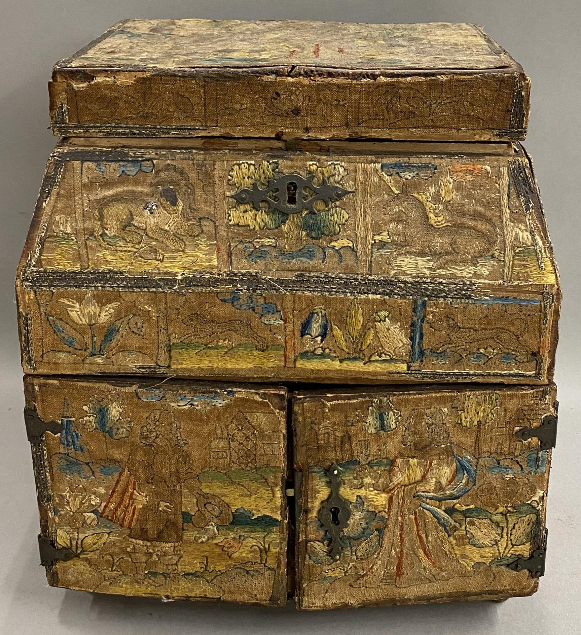 Un raffinato esempio di scrigno inglese lavorato ad ago del periodo Charles II (1660-1685), con pannelli esterni lavorati in seta raffiguranti varie figure e animali, uno scomparto superiore a specchio con decorazione interna a volute, oggetti di