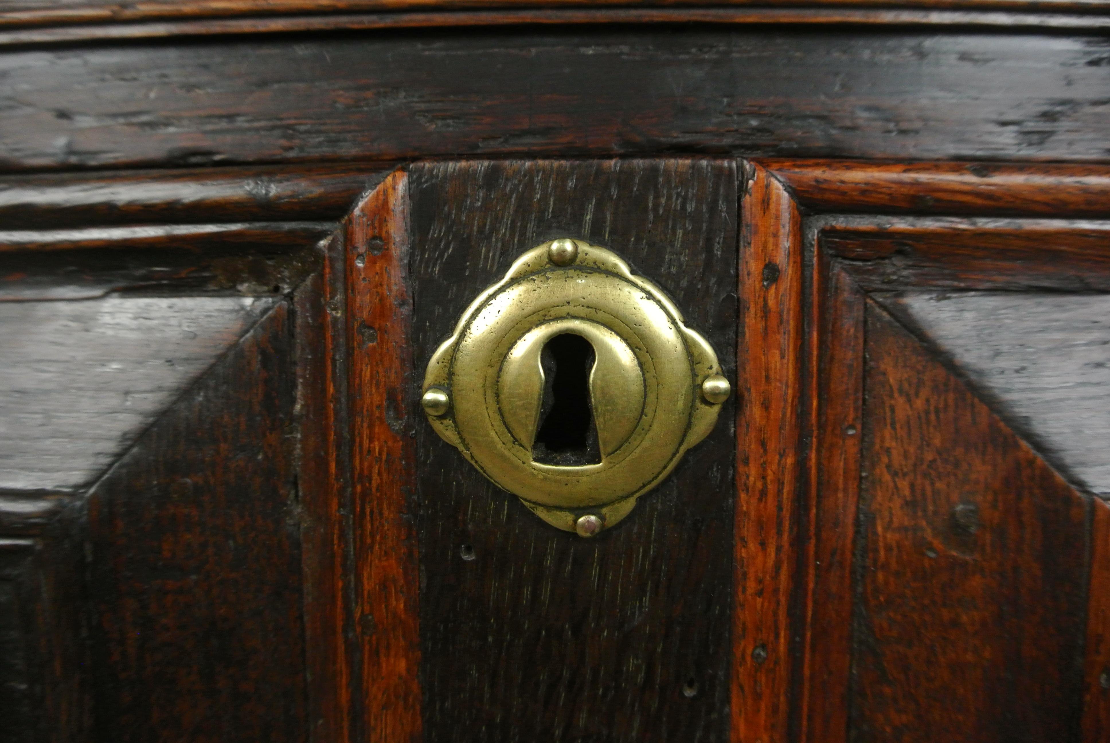 Charles II Oak Chest of Drawers with Original Handles c. 1670 In Good Condition For Sale In Heathfield, GB