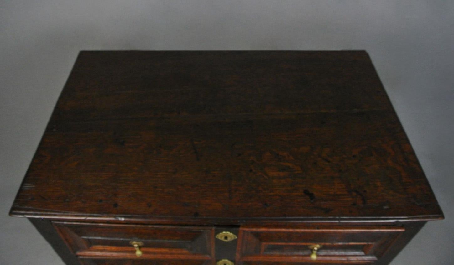 XVIIIe siècle et antérieur Commode en chêne Charles II avec poignées d'origine vers 1670 en vente