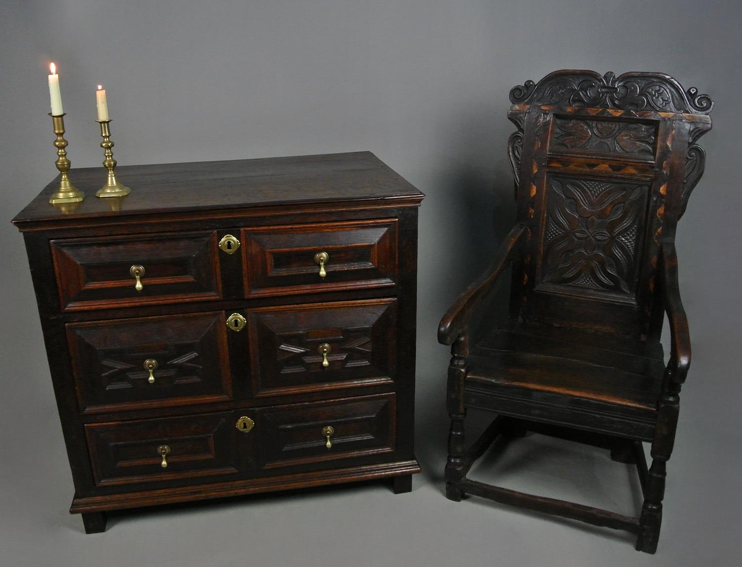 Commode en chêne Charles II avec poignées d'origine vers 1670 en vente 3