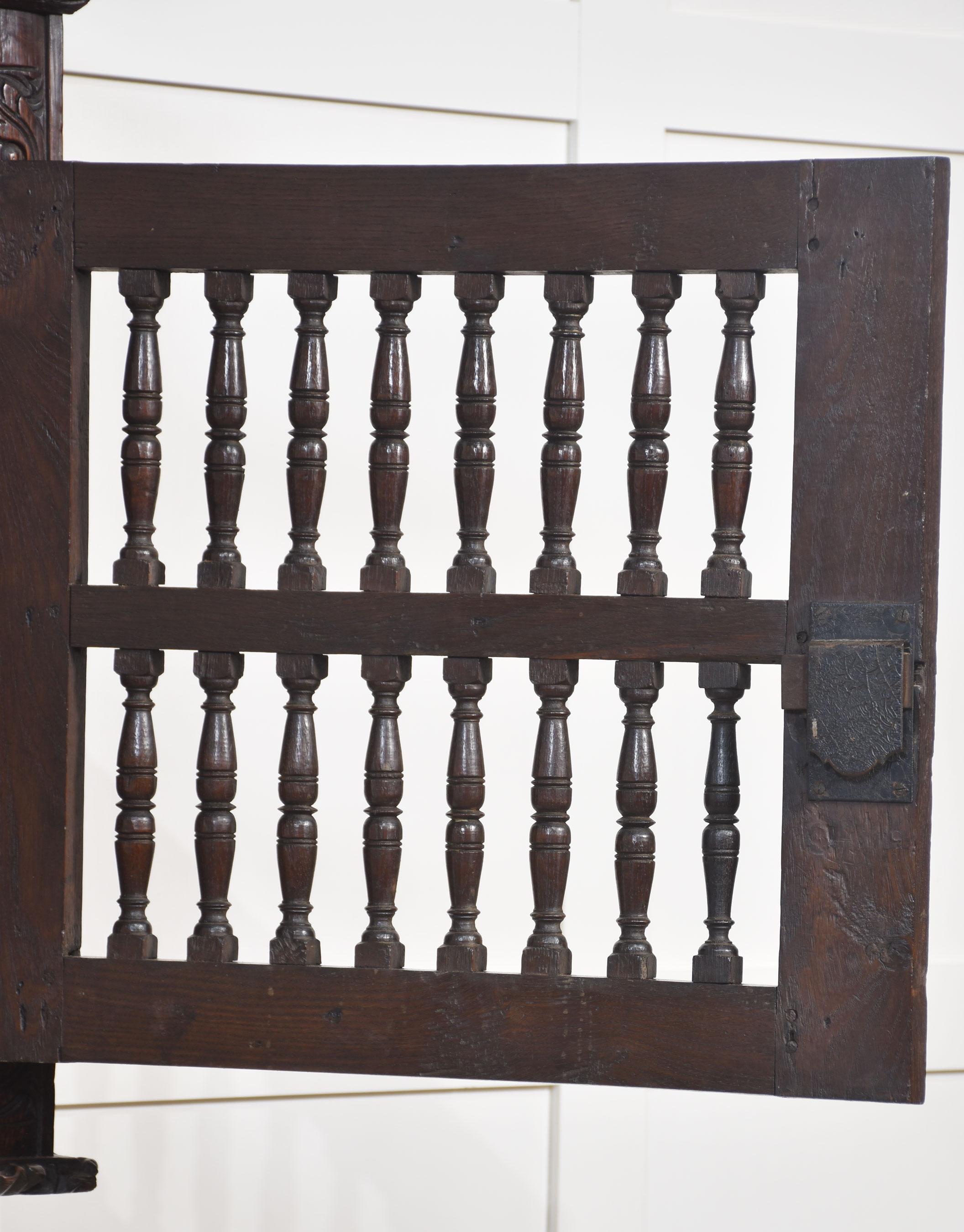 Charles II Eiche Wandmalereischrank im Angebot 4