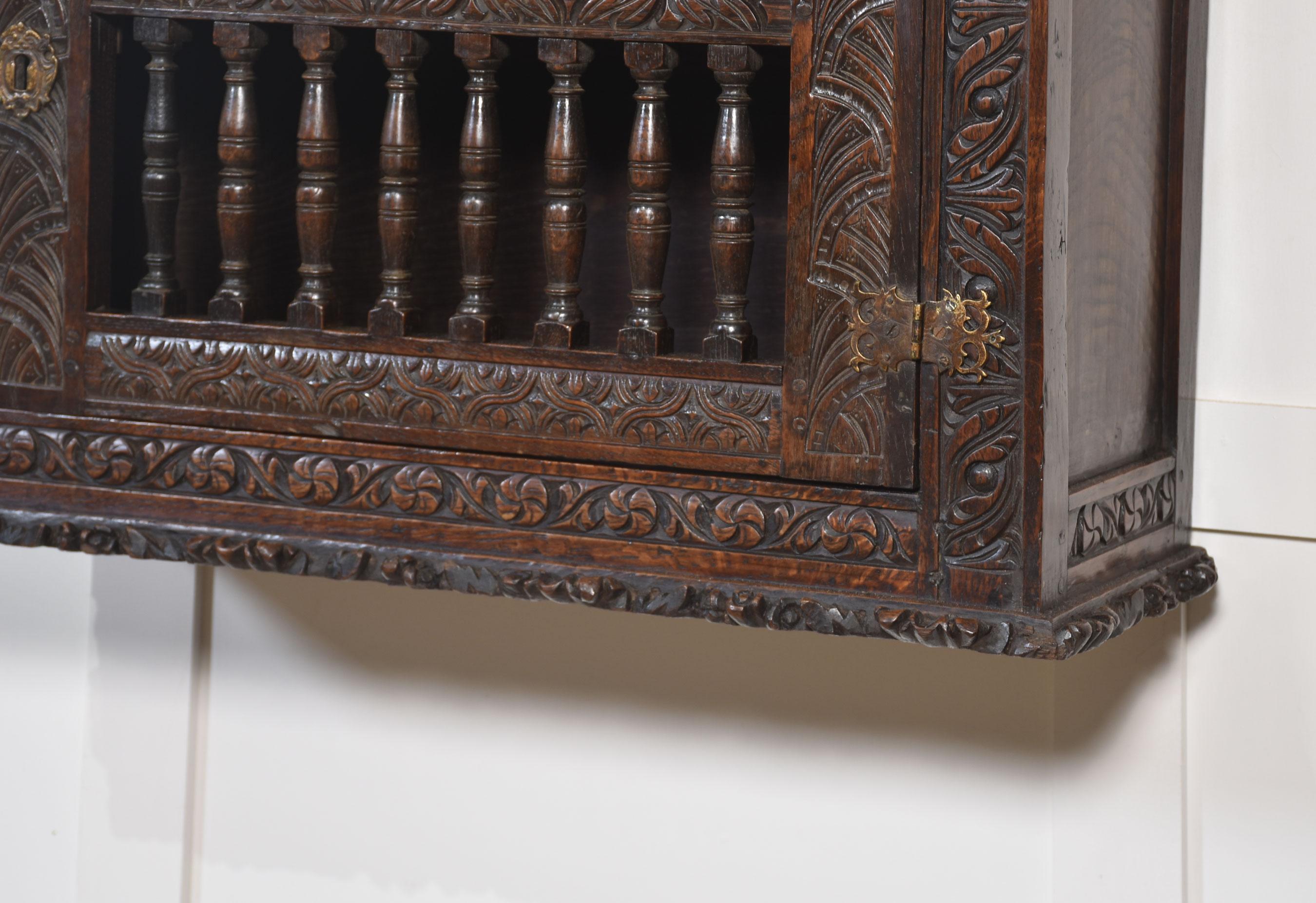 Charles II Eiche Wandmalereischrank im Angebot 5