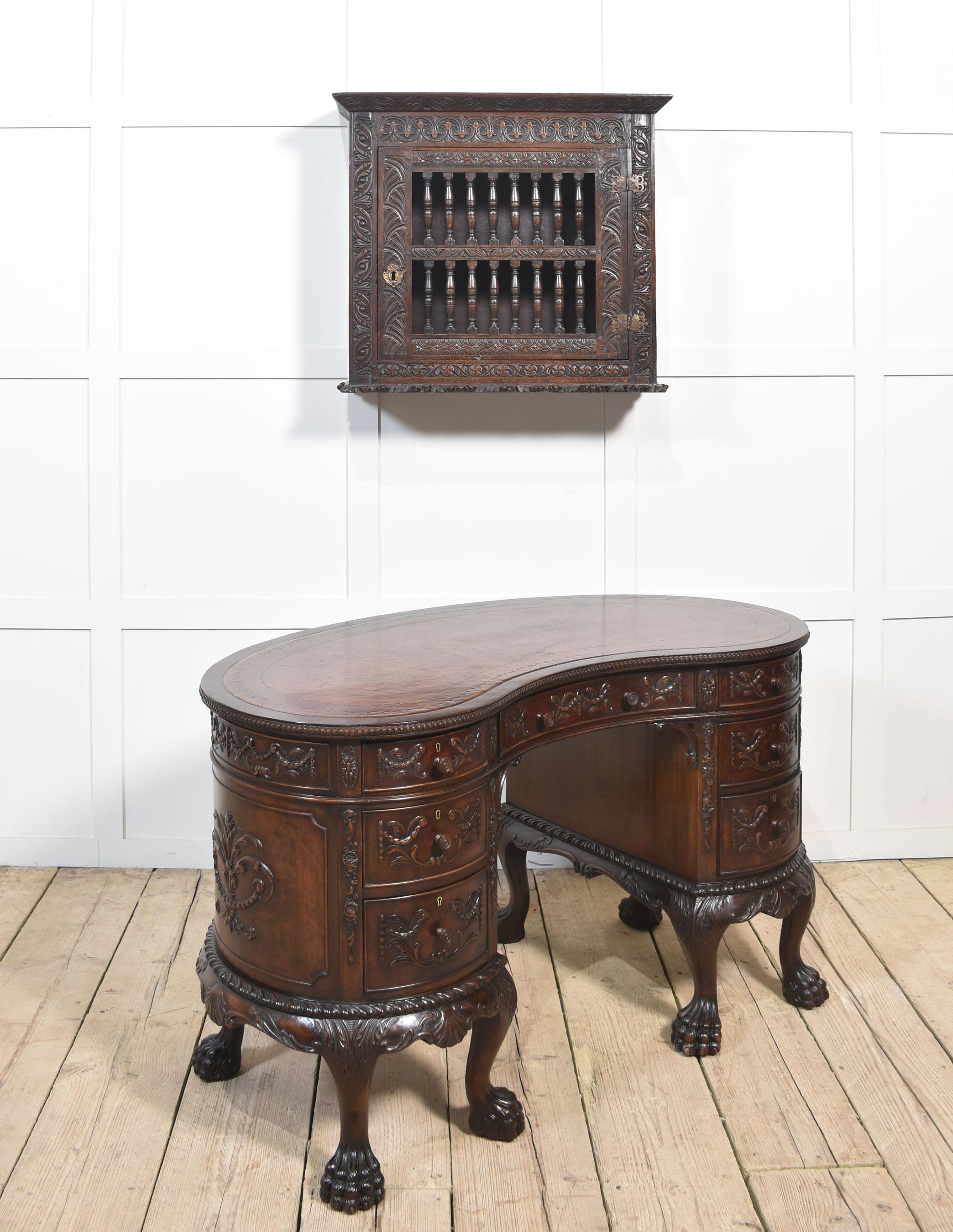 Charles II verbunden und verbrettert Eiche Wandmalerei belüftet Livree Schrank, der einzigen Tür mit zwei Reihen von acht Baluster-gedrehten Spindeln innerhalb geschnitzt geformten Schienen, umschließt ein Regal innen.
Abmessungen
Höhe 27