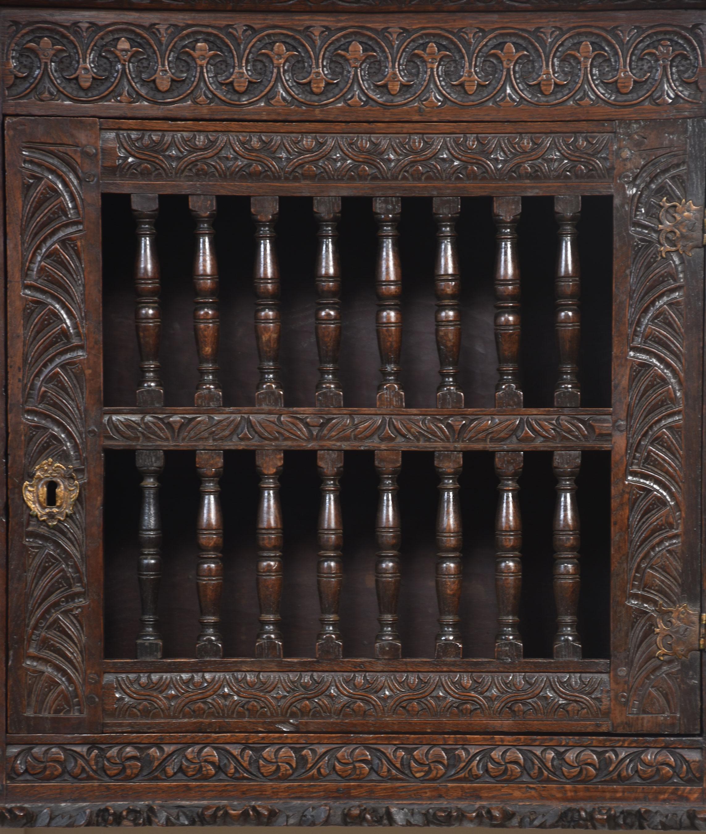 Charles II Eiche Wandmalereischrank im Zustand „Gut“ im Angebot in Cheshire, GB