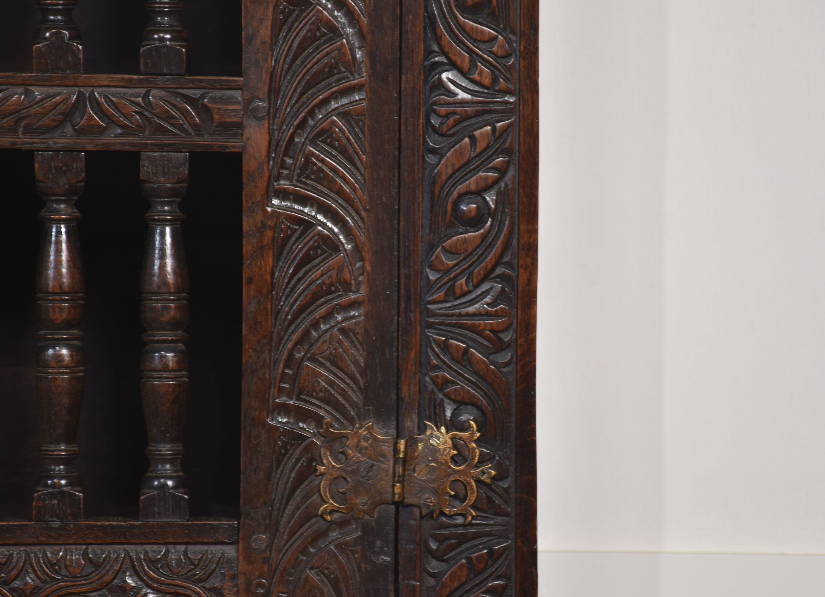 Charles II Eiche Wandmalereischrank im Angebot 1