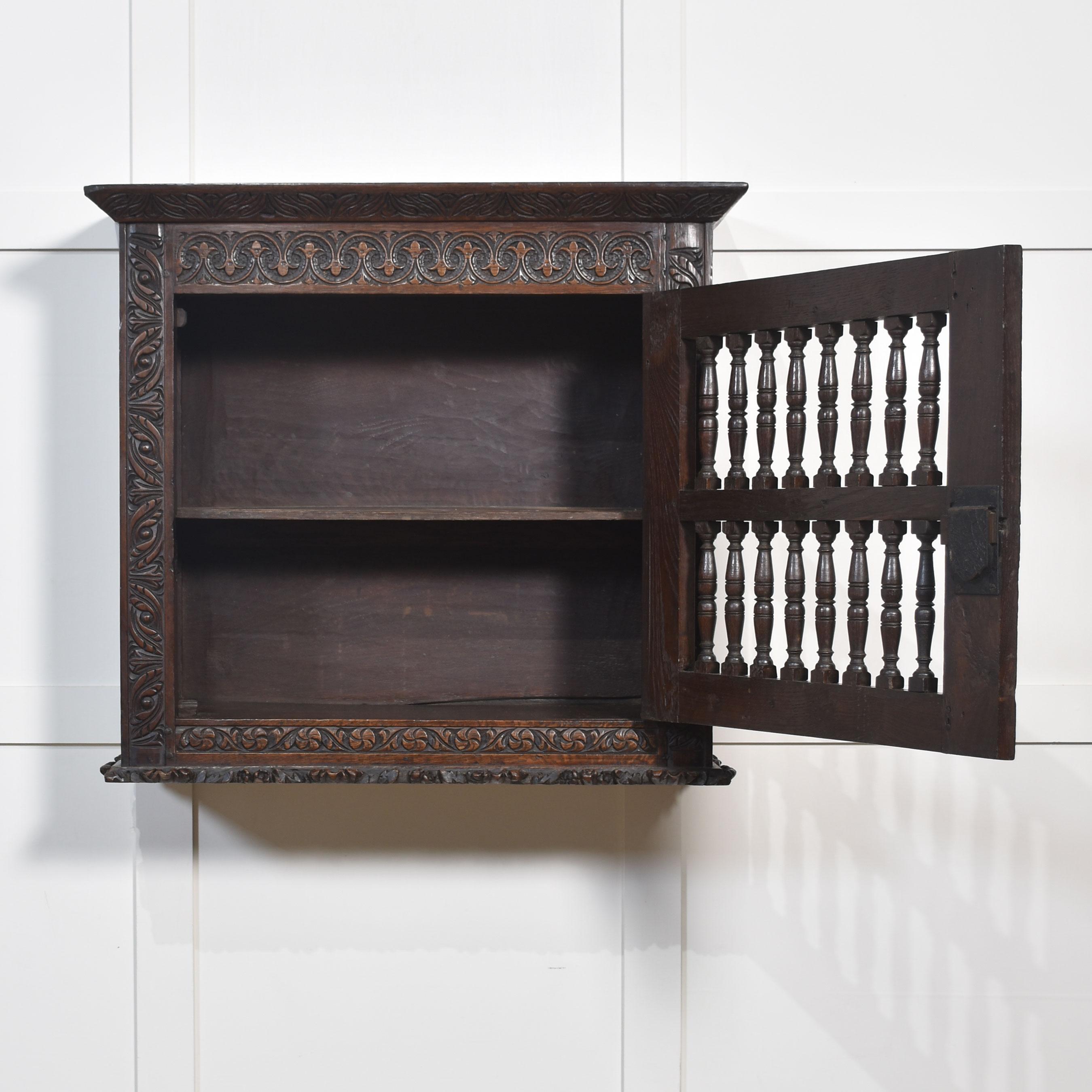 Charles II Eiche Wandmalereischrank im Angebot 2