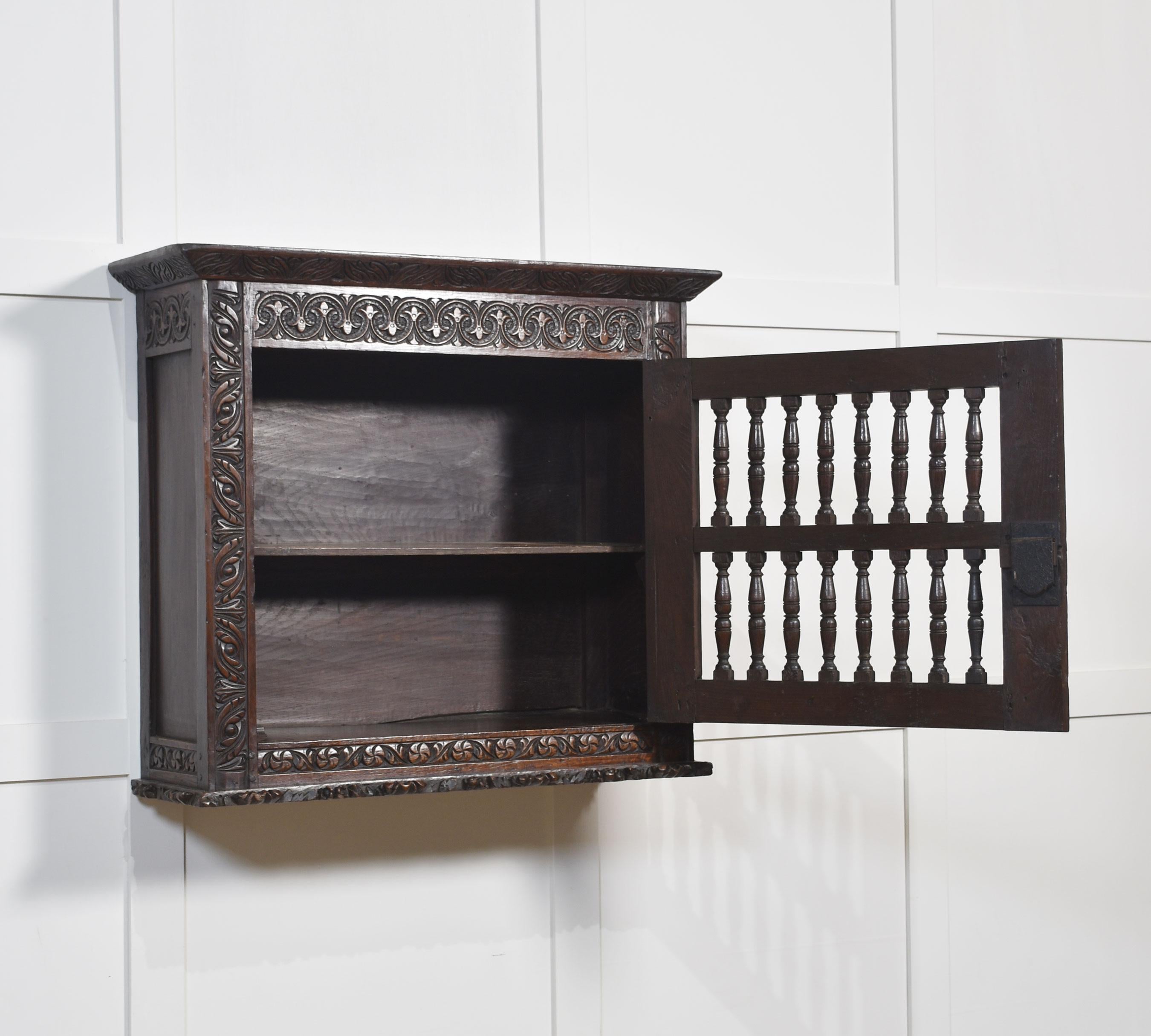 Charles II Eiche Wandmalereischrank im Angebot 3
