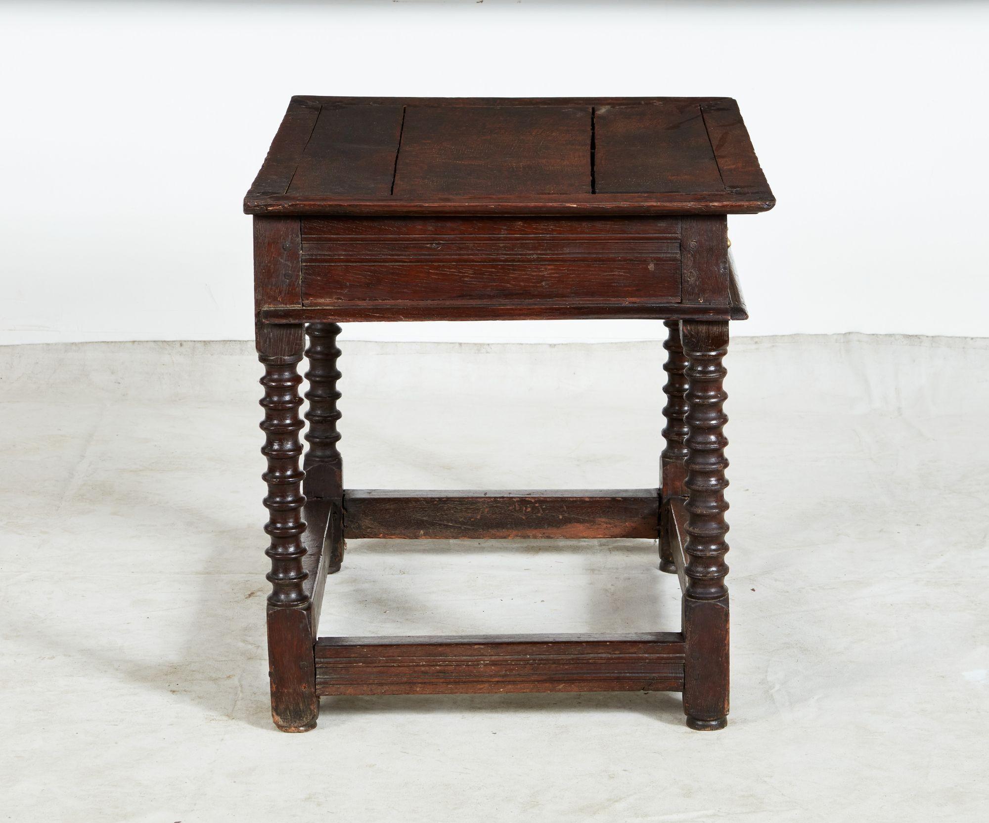 Table d'appoint en chêne Charles II en vente 4