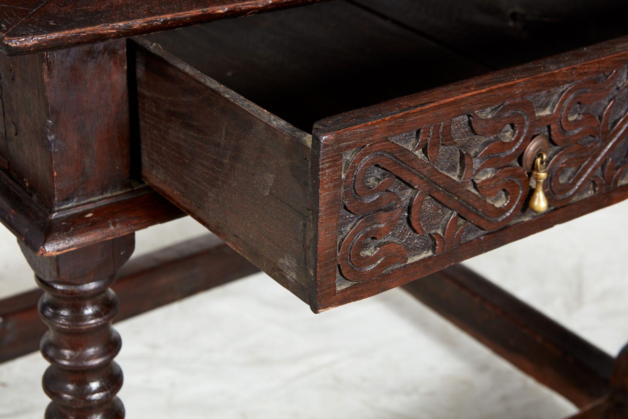 Table d'appoint en chêne Charles II en vente 8