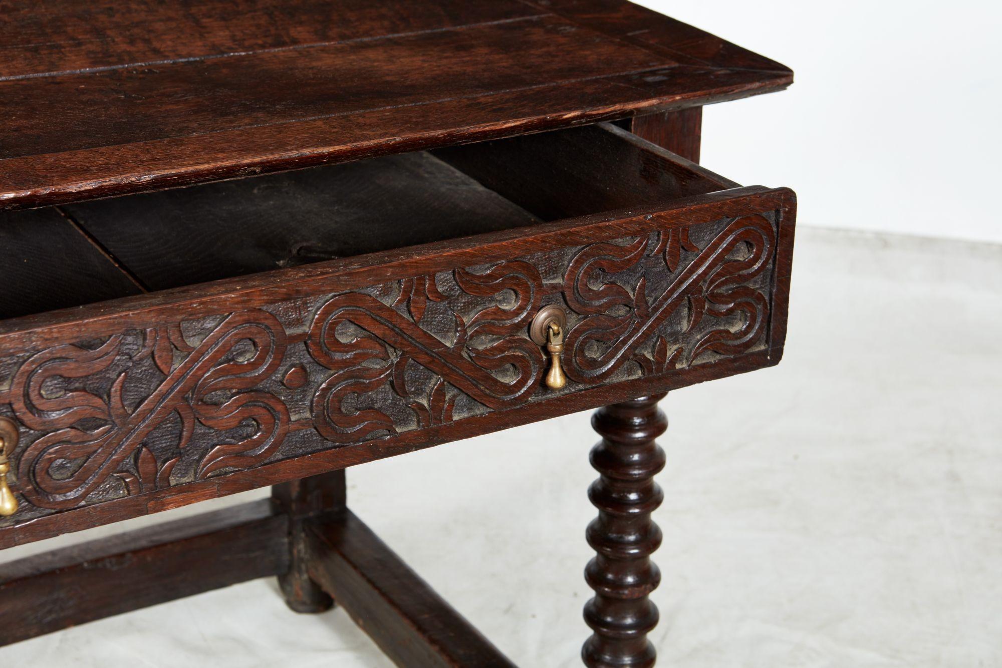 Table d'appoint en chêne Charles II en vente 9