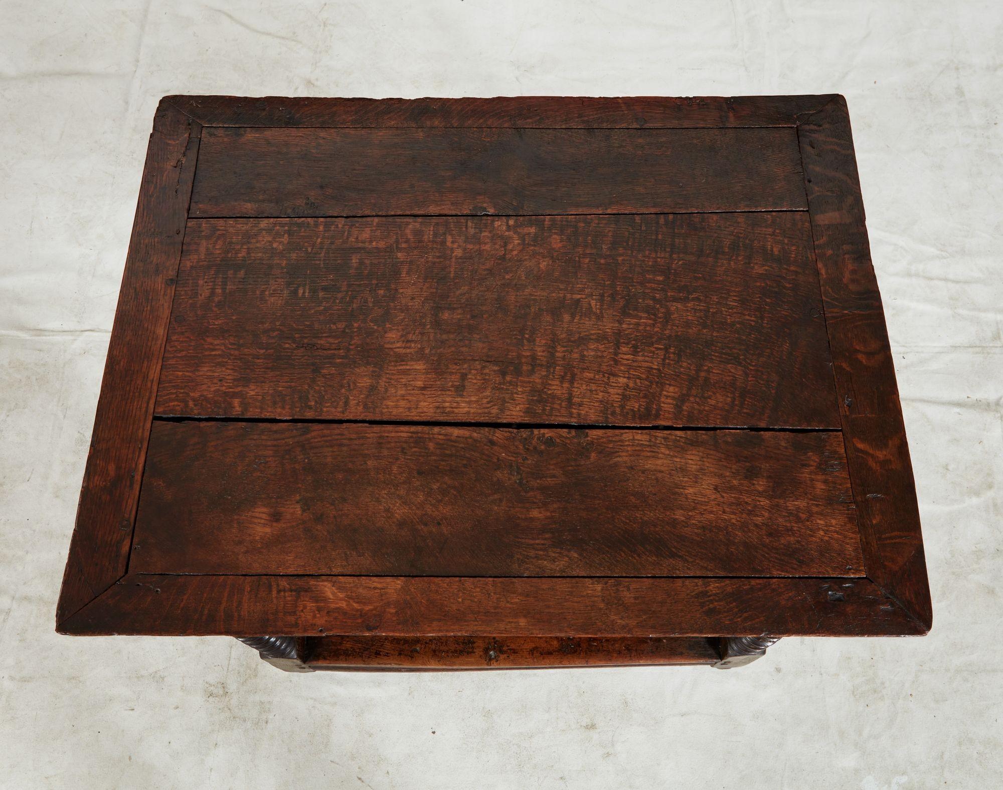 Table d'appoint en chêne Charles II Bon état - En vente à Greenwich, CT