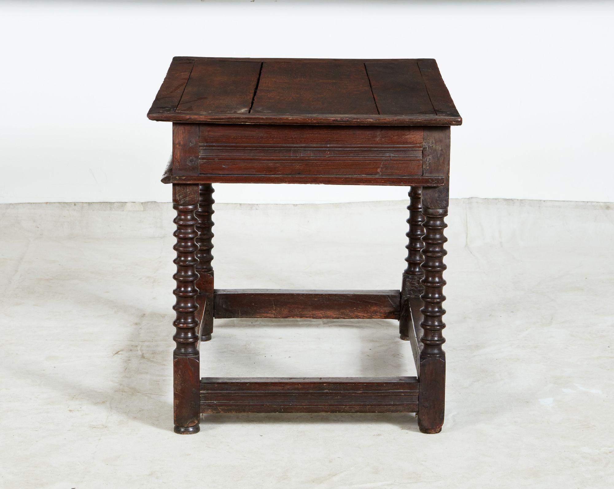 Chêne Table d'appoint en chêne Charles II en vente