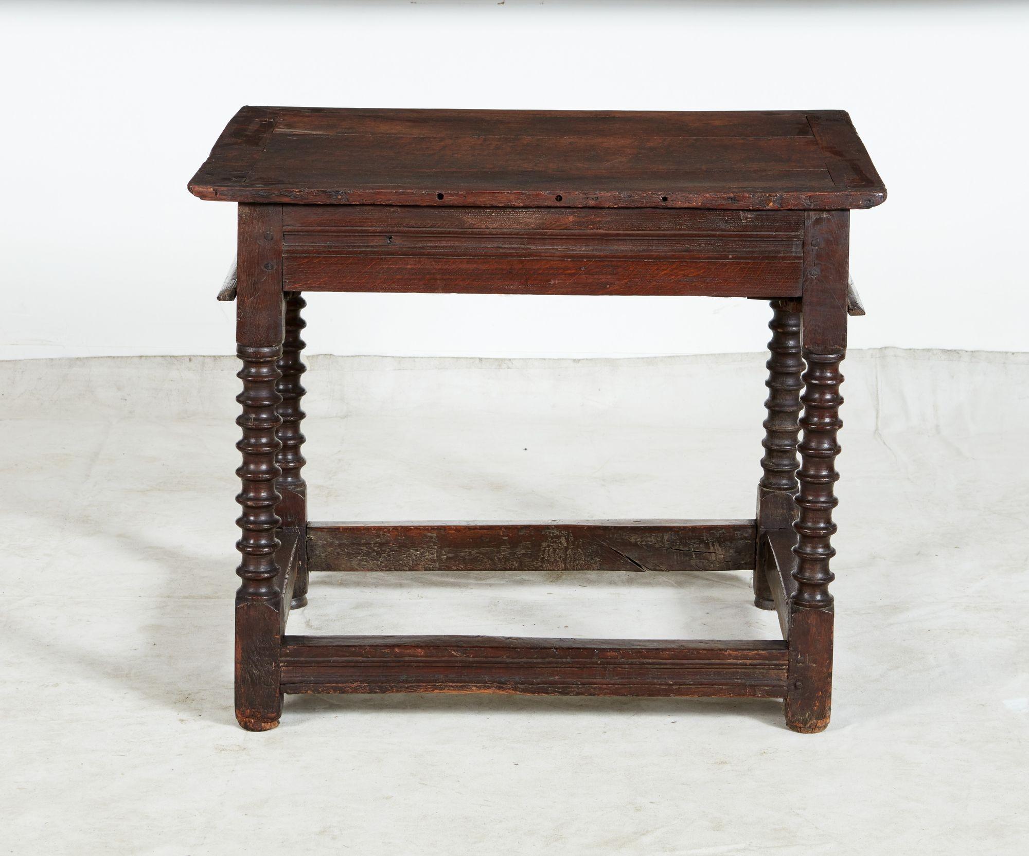 Table d'appoint en chêne Charles II en vente 2