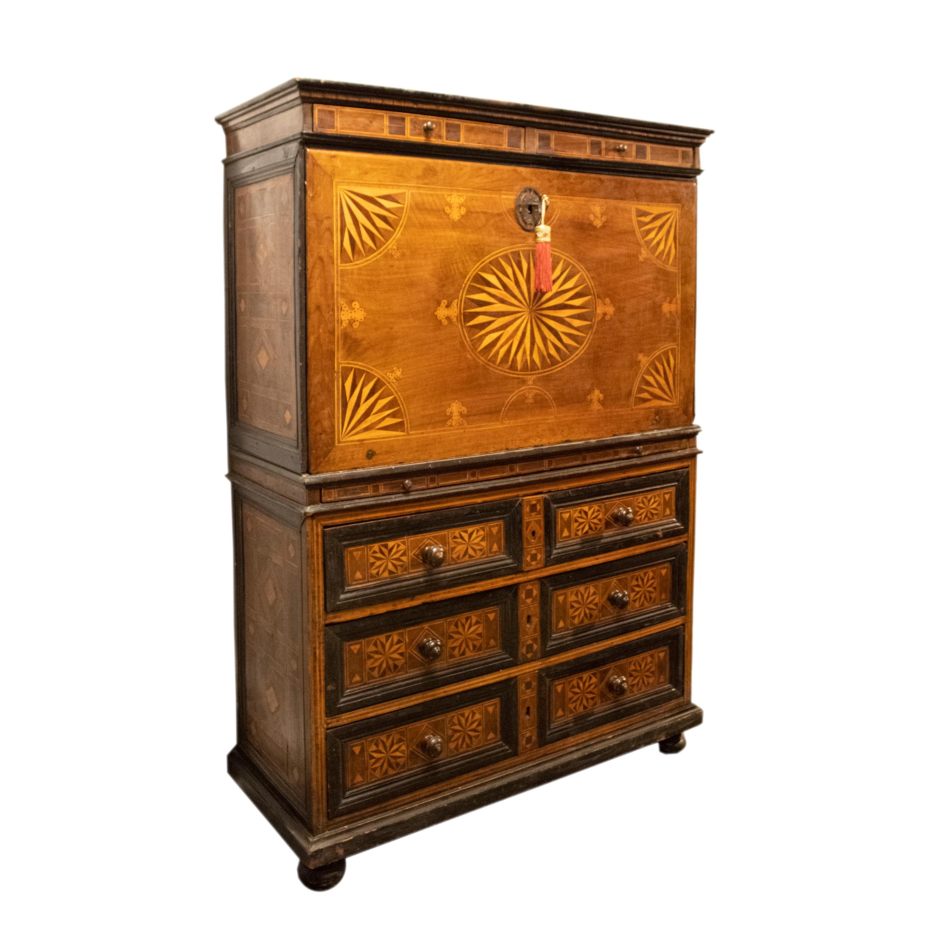 Secretaire Charles IV con cassetti intarsiati. Spagna, 18° secolo. in vendita 4