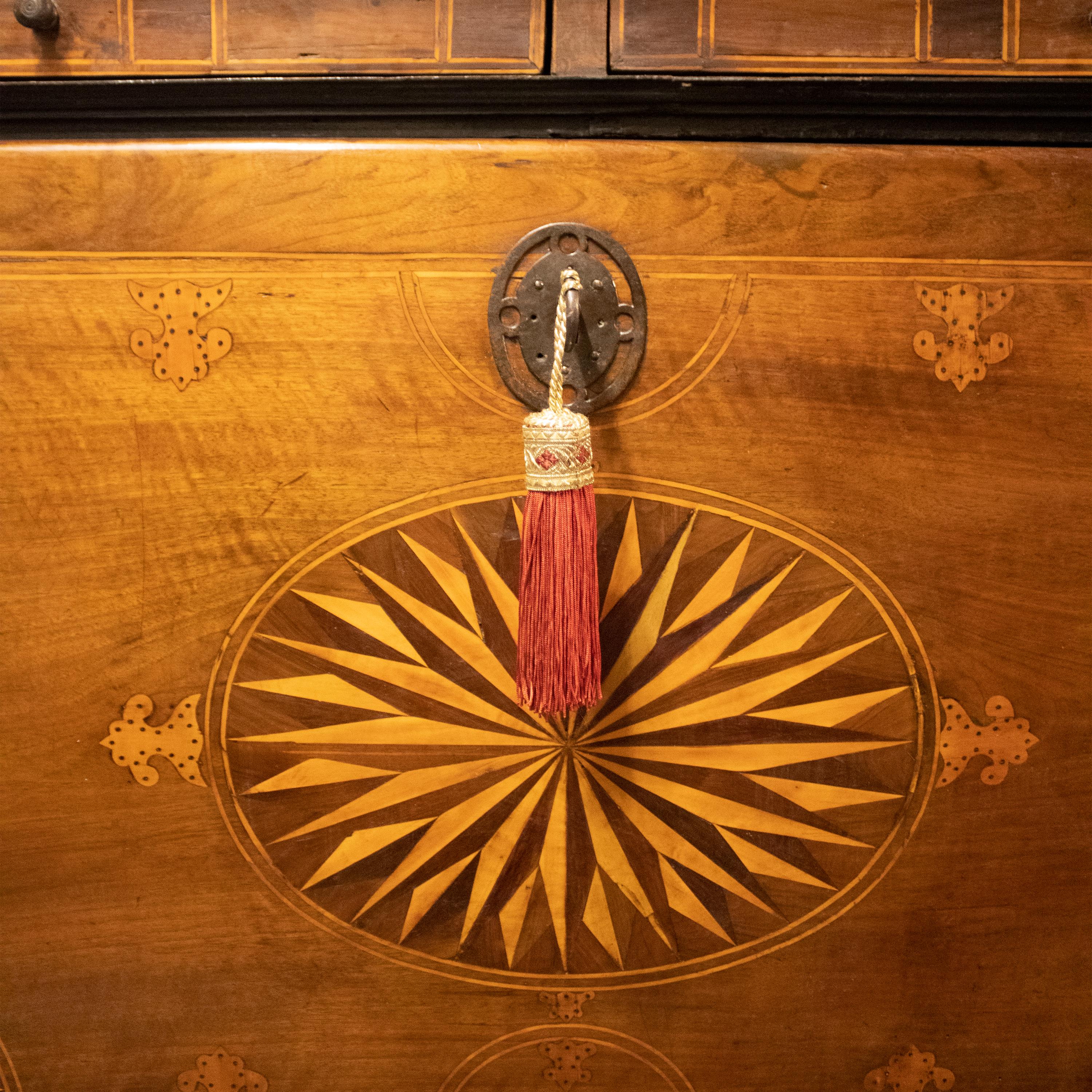 Secretaire Charles IV con cassetti intarsiati. Spagna, 18° secolo. in vendita 5