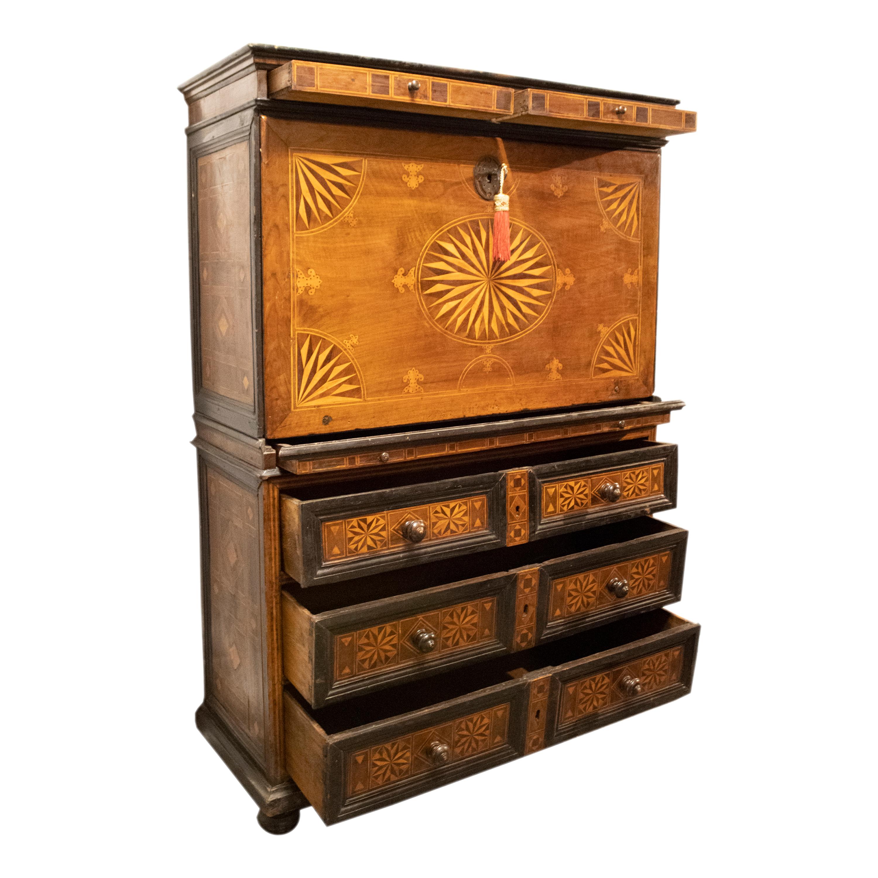 Rococò Secretaire Charles IV con cassetti intarsiati. Spagna, 18° secolo. in vendita