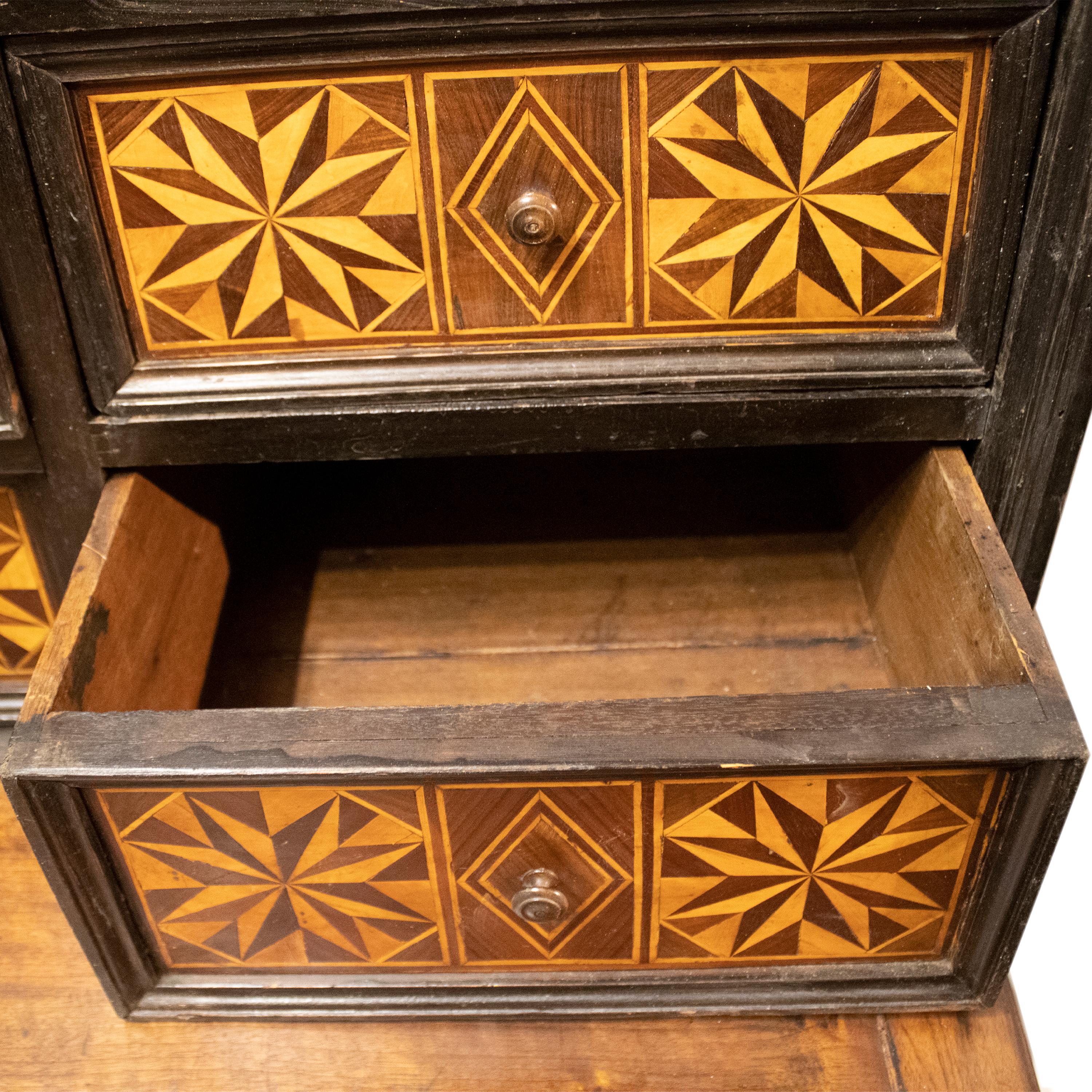Secretaire Charles IV con cassetti intarsiati. Spagna, 18° secolo. In condizioni buone in vendita a Madrid, ES