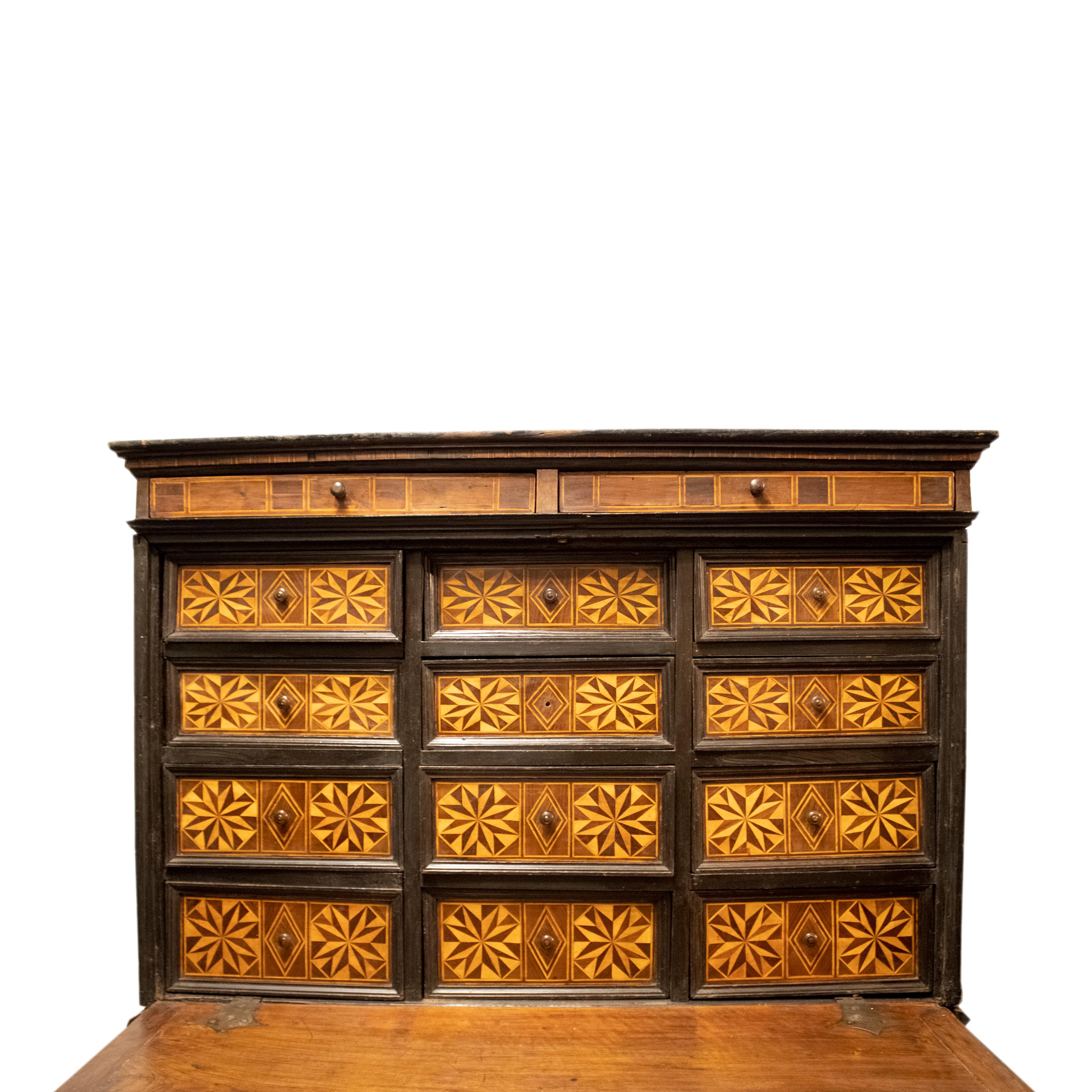 Legno Secretaire Charles IV con cassetti intarsiati. Spagna, 18° secolo. in vendita