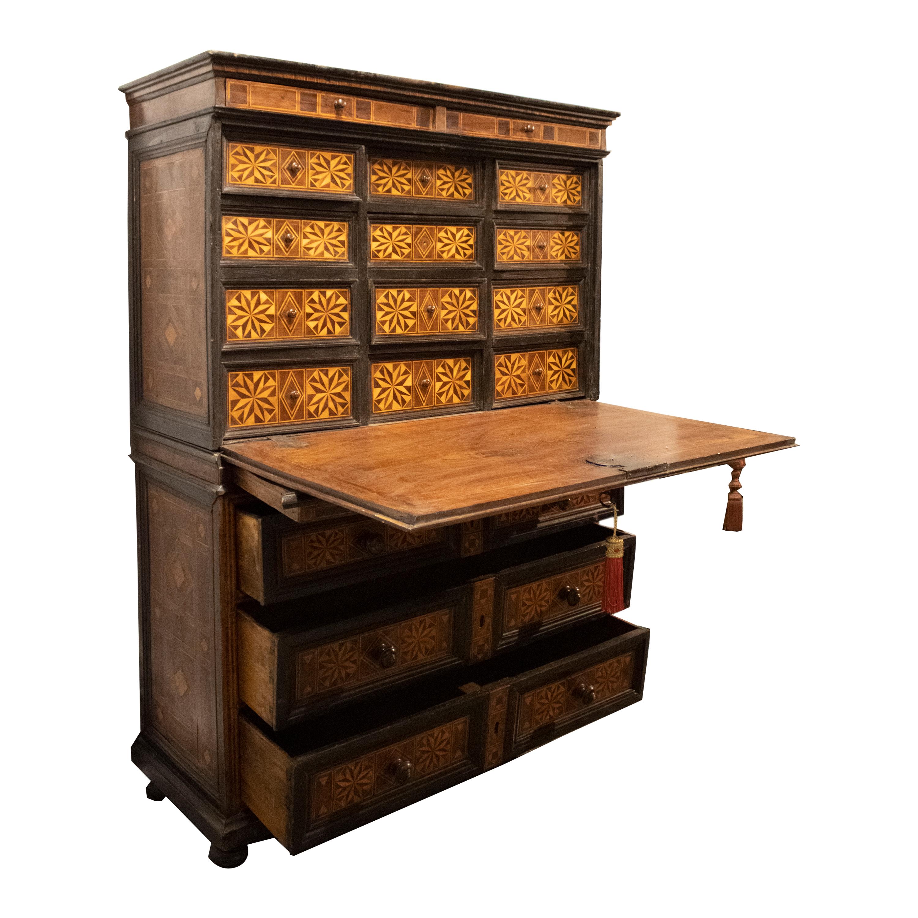 Secretaire Charles IV con cassetti intarsiati. Spagna, 18° secolo. in vendita 1