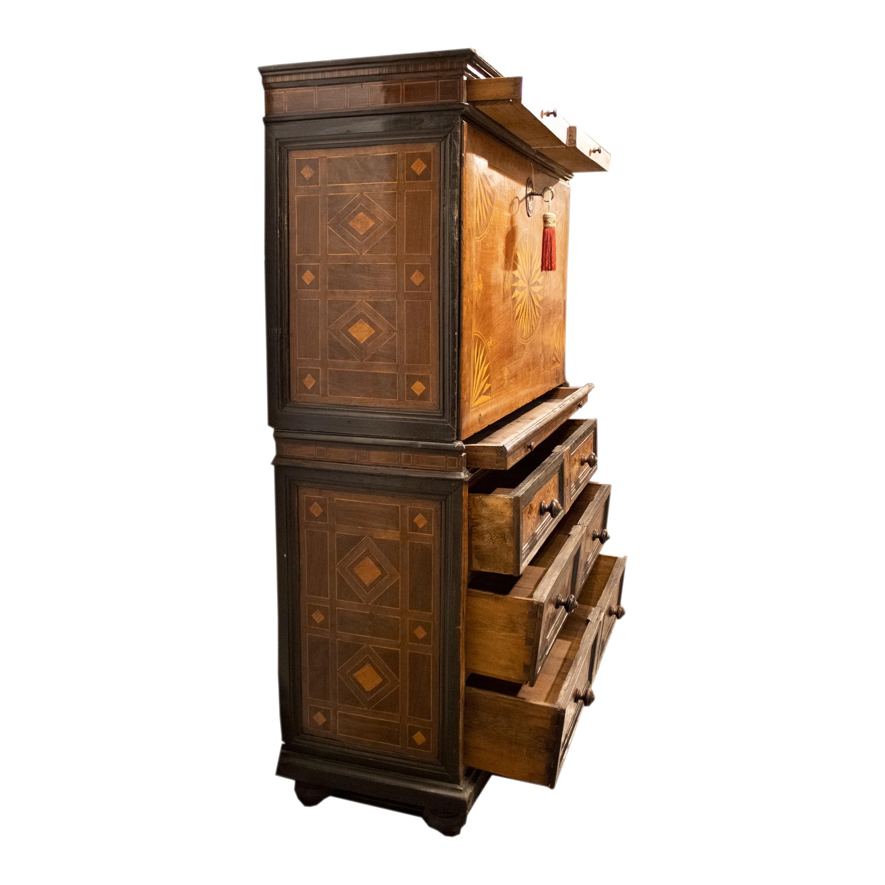 Secretaire Charles IV con cassetti intarsiati. Spagna, 18° secolo. in vendita 2