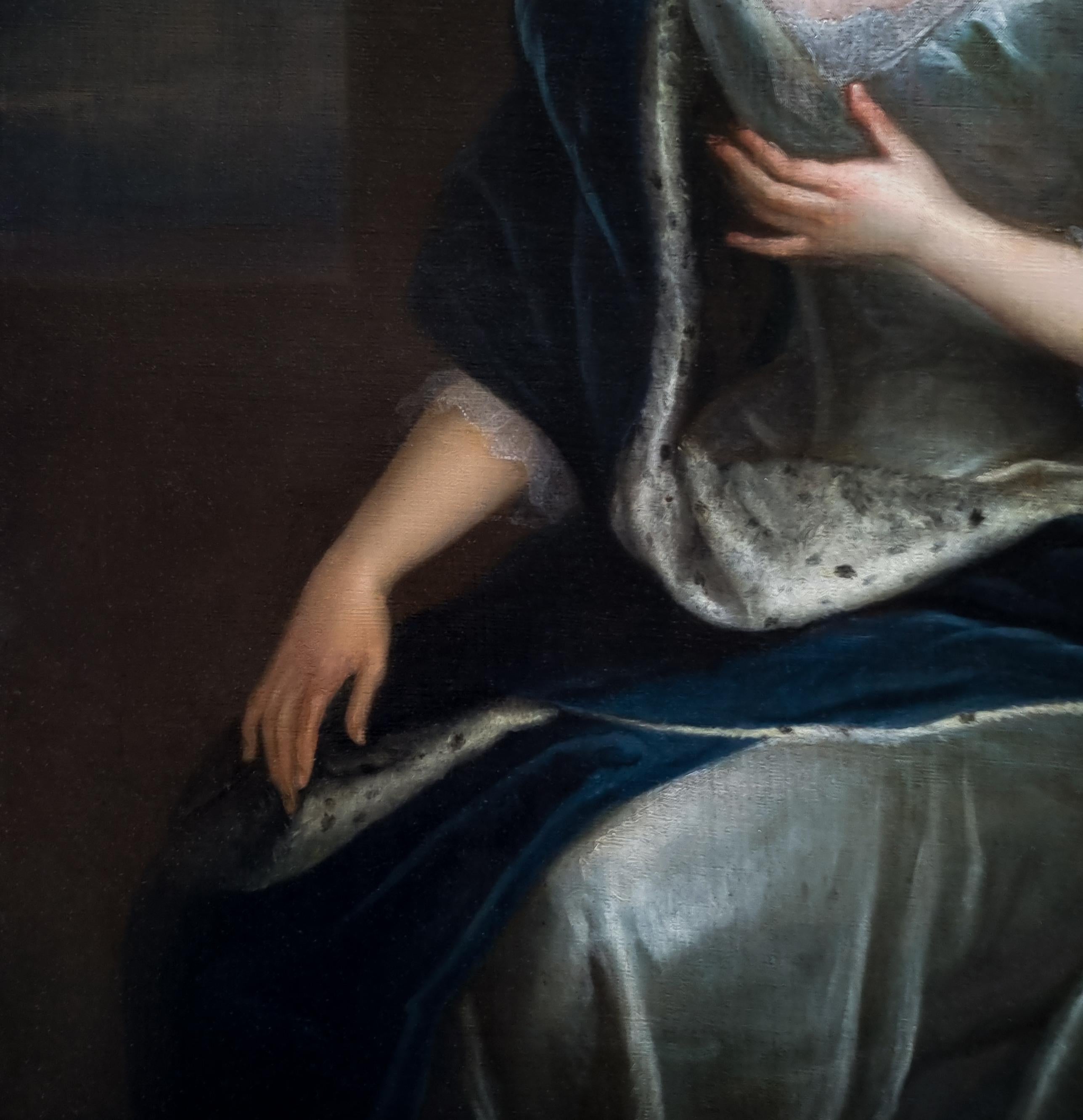 Portrait de la vicomtesse Scudamore dans une robe argentée et un crémaillère bleue en vente 3