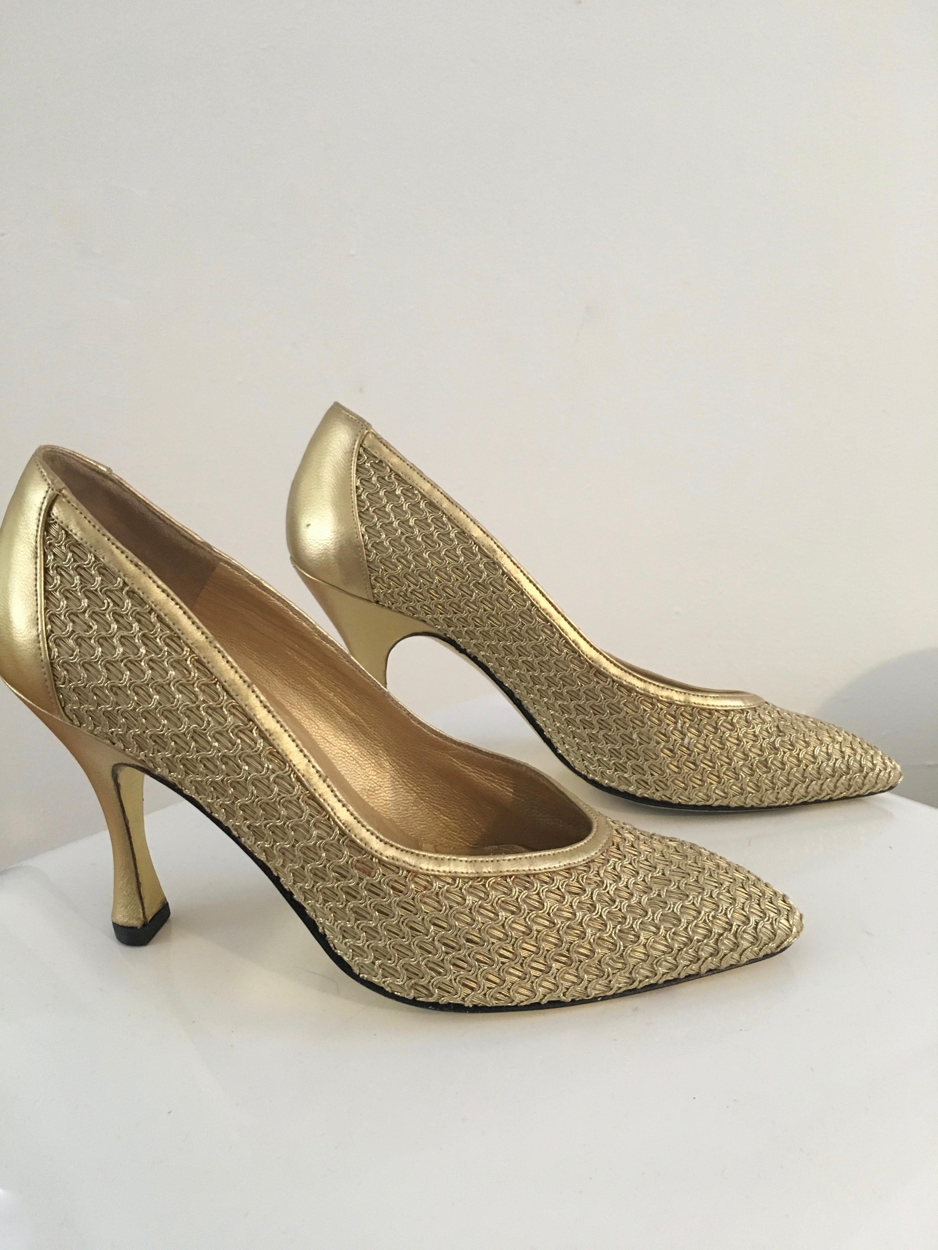 Charles Jourdan 1980s Gold Pumps Size 7M. In Good Condition For Sale In Atlanta, GA