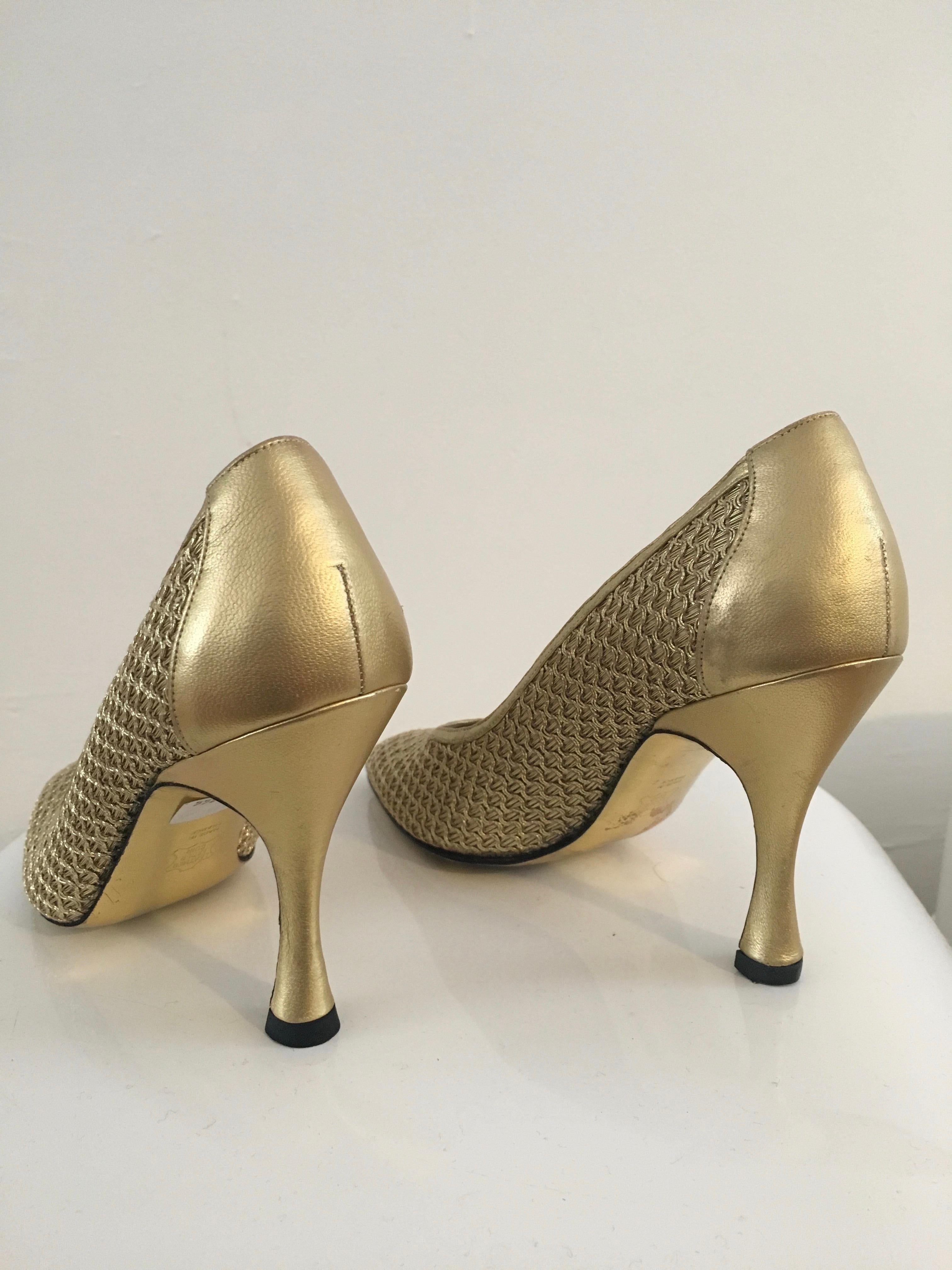 Charles Jourdan 1980s Gold Pumps Size 7M. For Sale 2