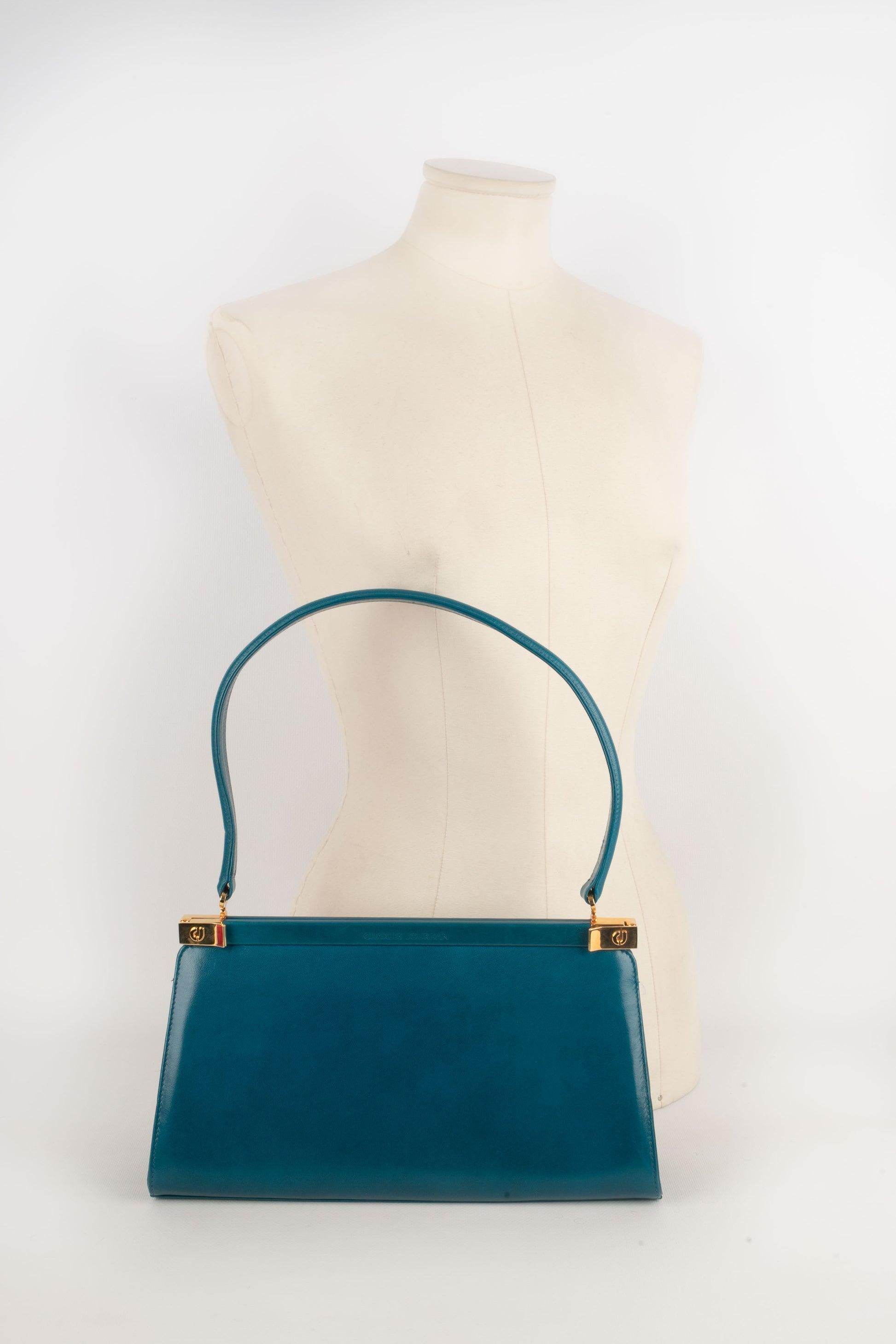 Charles Jourdan - (Made in France) Blue leather bag with golden metal elements.

Additional information:
Condition: Good condition
Dimensions: Length: 30 cm - Height: 16 cm - Depth: 6 cm - Handle: 50 cm

Seller Reference: S146
