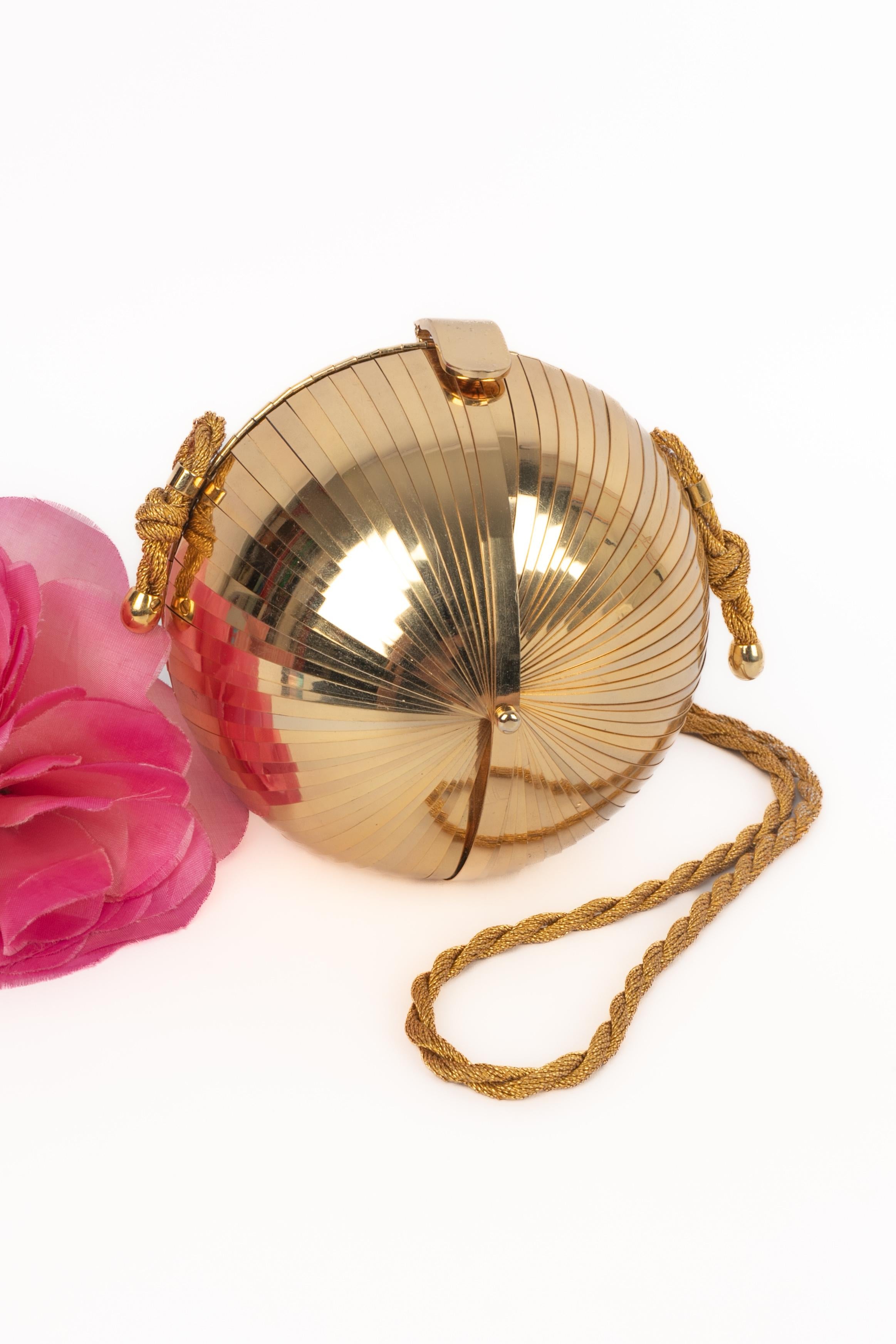 CHARLES JOURDAN - 'Disco' style golden metal bowl minaudiere / evening bag with a signature. Faux leather inside.

Condition:
Very good condition

Dimensions:
Diameter: 12 cm - Height: 13 cm - Chain length: 50 cm

SKU:S280
