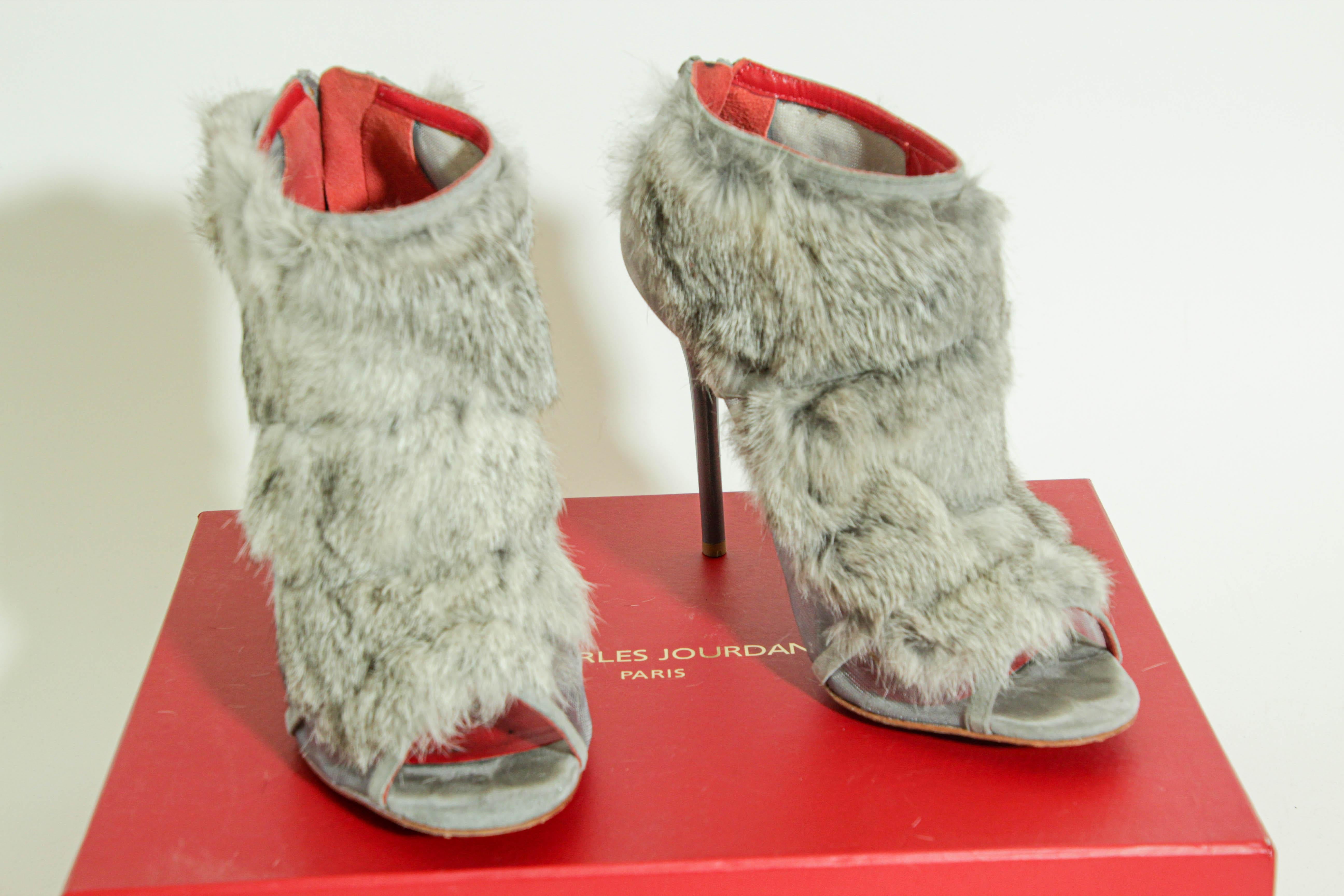 Charles Jourdan Paris Runway Tacchi in pelliccia, camoscio e vernice Scarpe grigie.
Charles Jourdan - Pelliccia di coniglio grigia impreziosita da stivali a spillo Peep Toe.
Décolleté con tacchi alti in rete e pelliccia di coniglio grigia, sandali