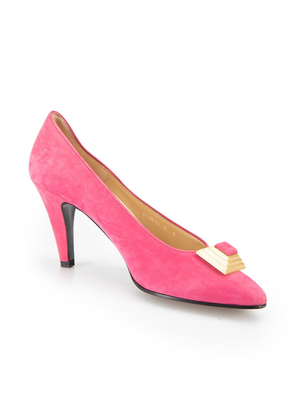 L'ÉTAT est bon. Les chaussures présentent une usure modérée. Des éraflures sont visibles un peu partout, notamment sur les talons et les tiges de talon ainsi que sur la matière en daim de l'embellissement de la chaussure droite sur cet article de