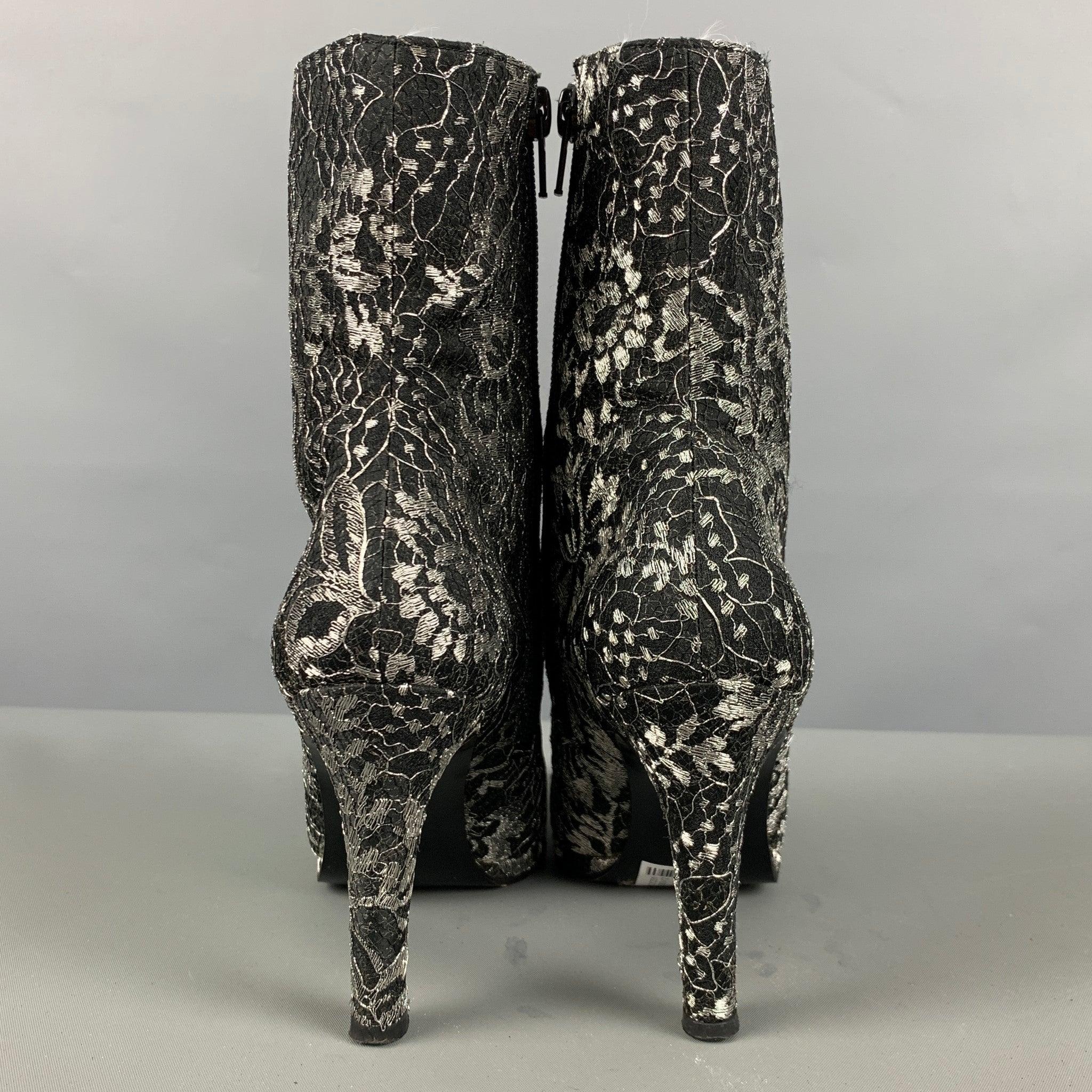 Charles Jourdan Size 5 Black Grey Leather Floral Side Zipper Boots Bon état - En vente à San Francisco, CA