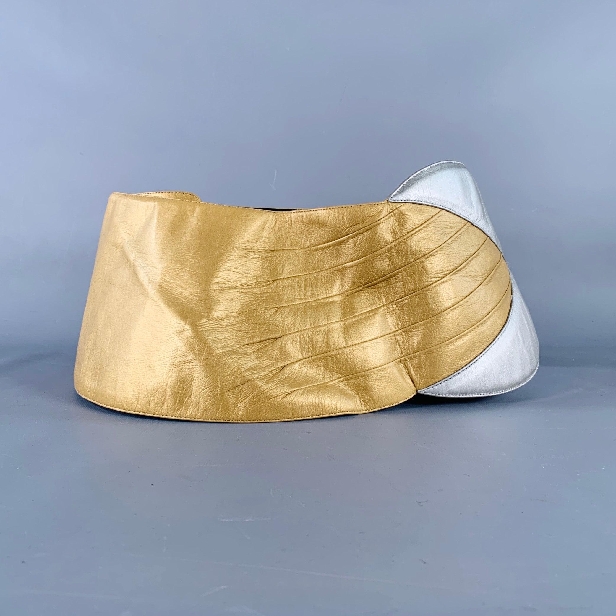 Ceinture vintage CHARLES JOURDAN
en cuir doré et argenté, avec un design bicolore, des détails croisés, un style large et une coupe ajustable. Fabriqué en Italie. Très bon état. Longueur : 33 pouces Largeur : 5 pouces Convient : 27 - 31 pouces 
  
