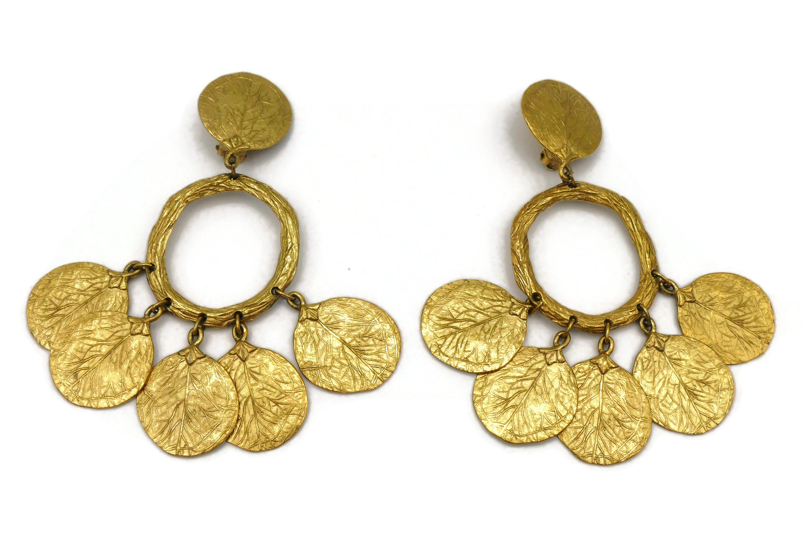 CHARLES JOURDAN Vintage Gold Tone Charm Dangling Earrings In Good Condition For Sale In Nice, FR