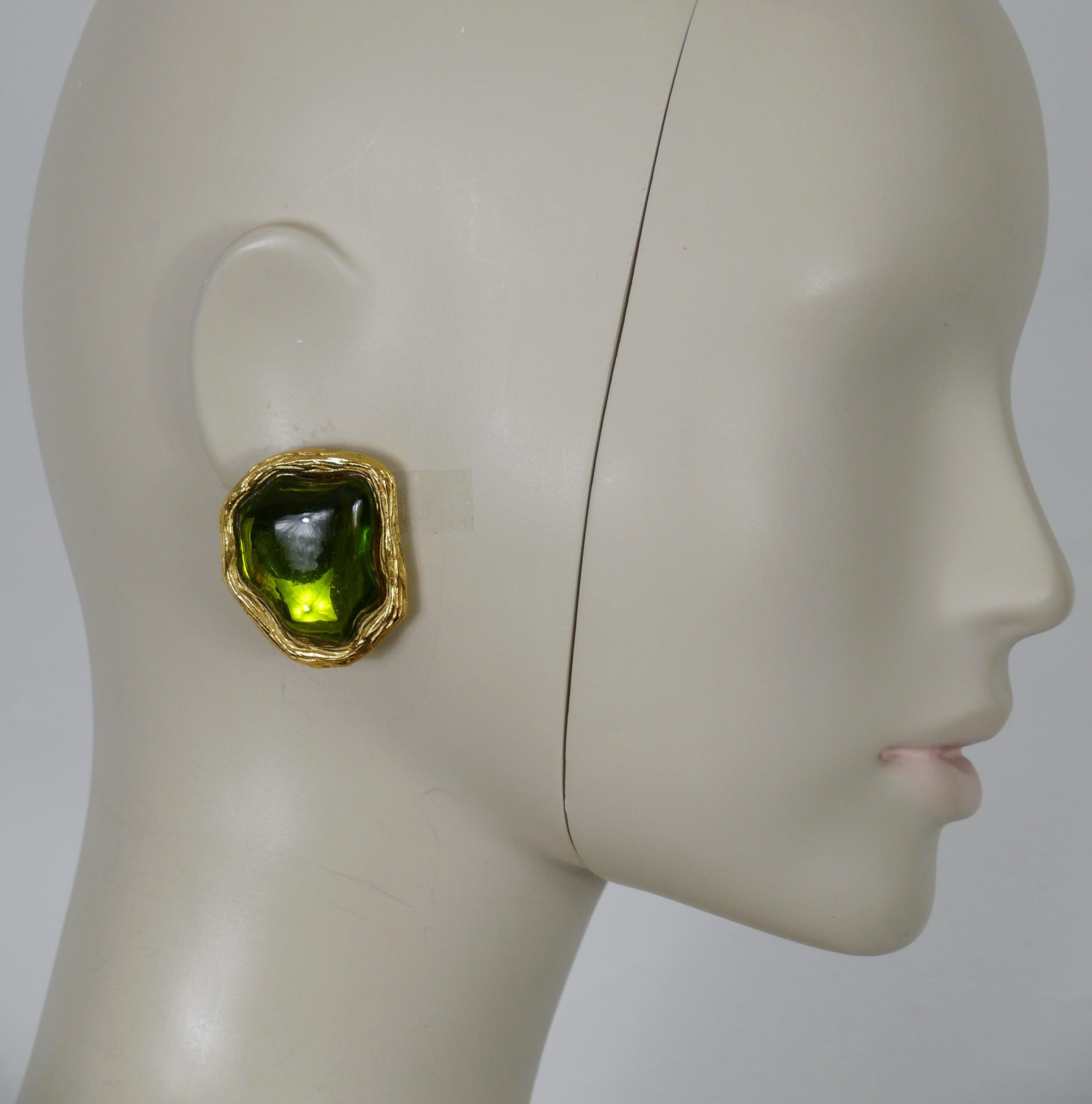 CHARLES JOURDAN vintage textured gold tone clip-on earrings embellished with a green resin cabochon.

Embossed CHARLES JOURDAN Paris.

Indicative measurements : height approx. 3.8 cm (1.50 inches) / max. width approx. 3.1 cm (1.22 inches).

Weight