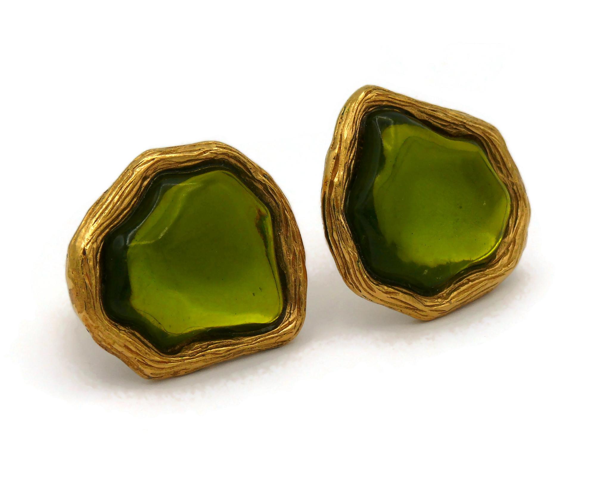 CHARLES JOURDAN Vintage Gold Tone Resin Cabochon Clip-On Earrings In Good Condition For Sale In Nice, FR