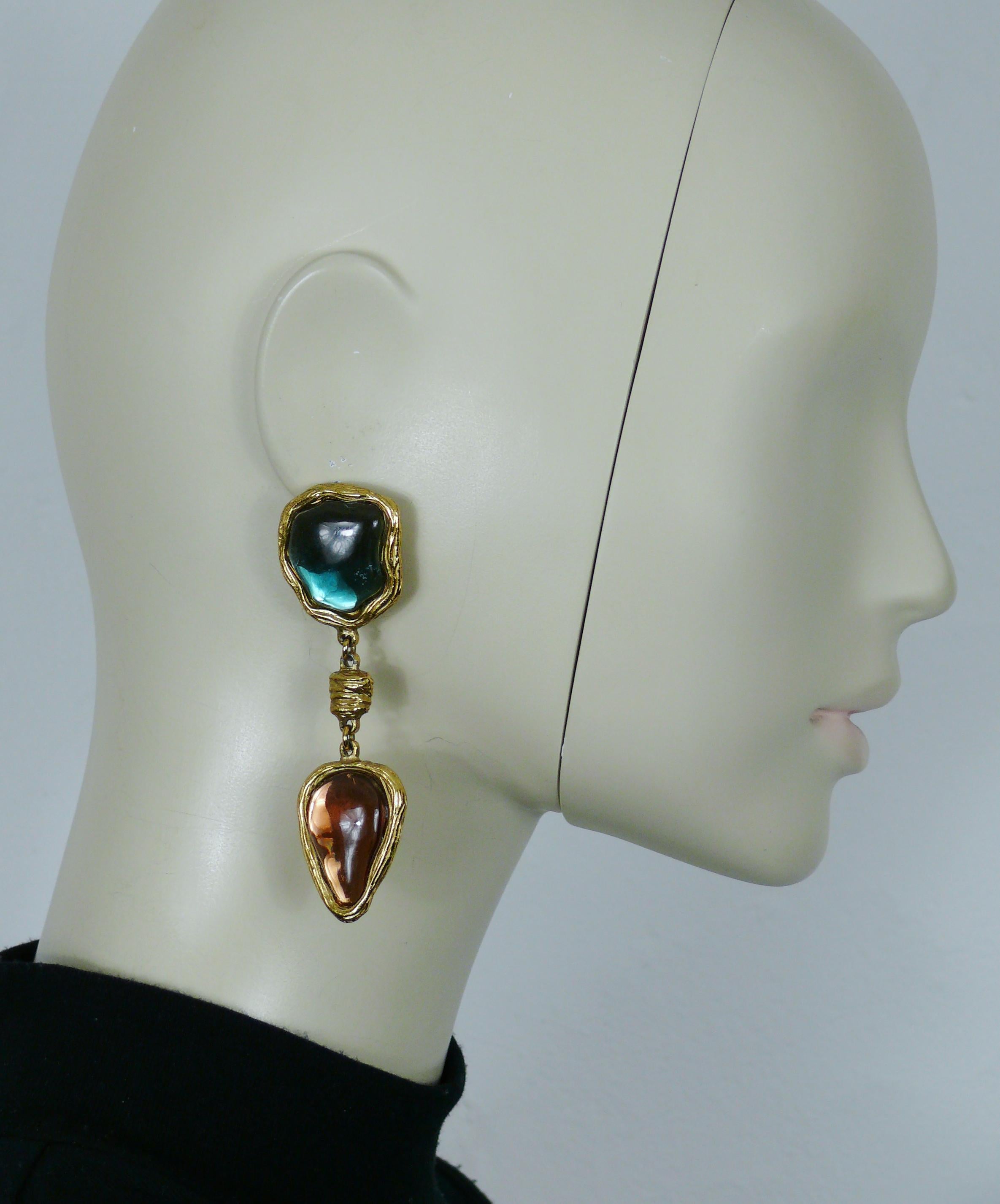 CHARLES JOURDAN vintage gold tone dangling earrings (clip-on) featuring irregular shaped blue and plum colour resin cabochons.

Embossed CHARLES JOURDAN Paris.

Indicative measurements : height approx. 8.4 cm (3.31 inches) / max. width approx. 2.4