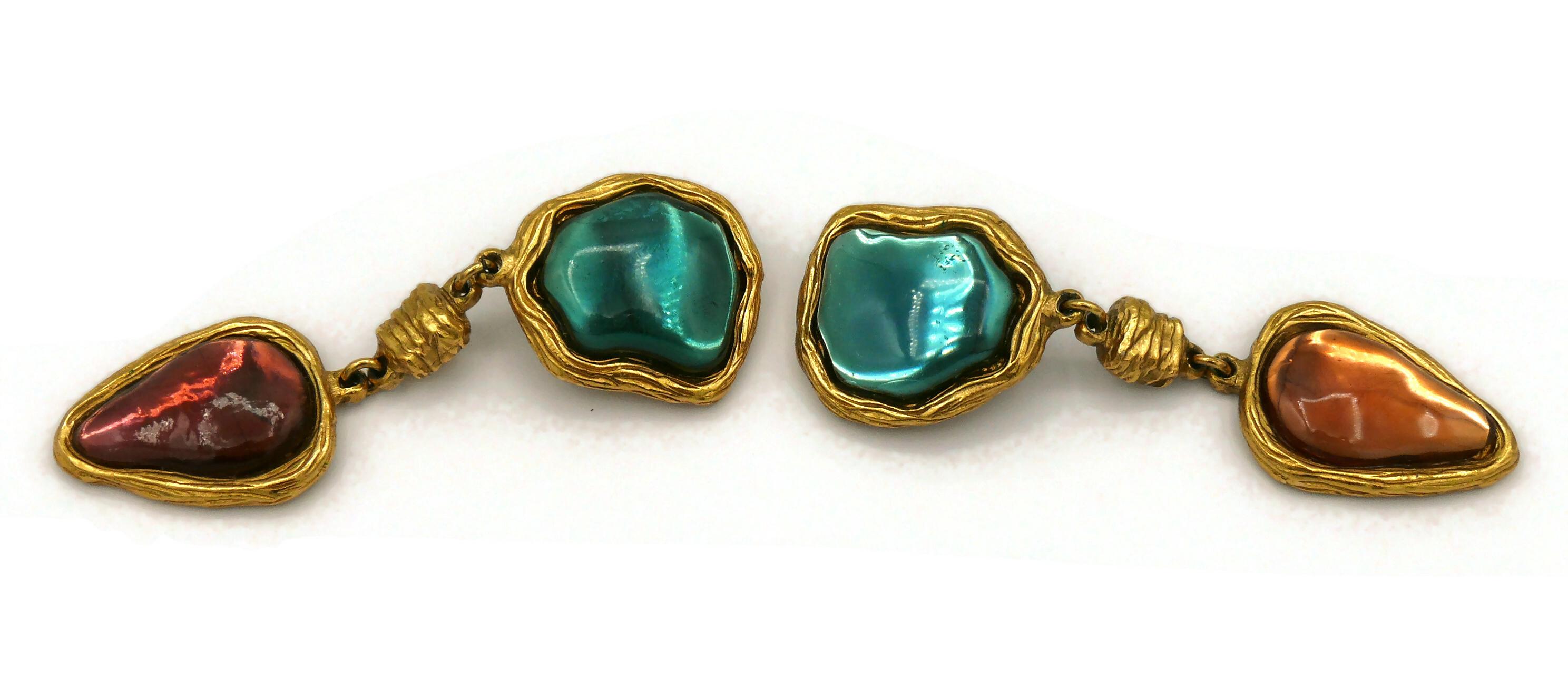 CHARLES JOURDAN - Boucles d'oreilles pendantes vintage avec cabochons en résine dorée Bon état à Nice, FR