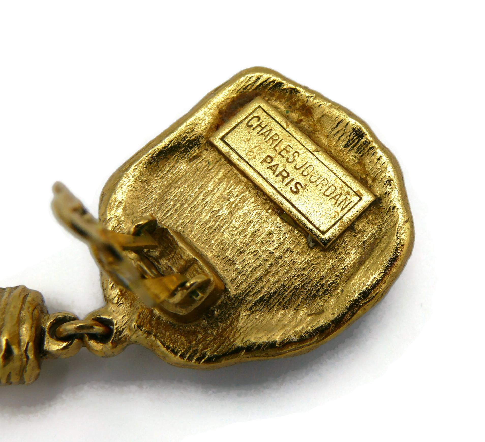 CHARLES JOURDAN - Boucles d'oreilles pendantes vintage avec cabochons en résine dorée en vente 1