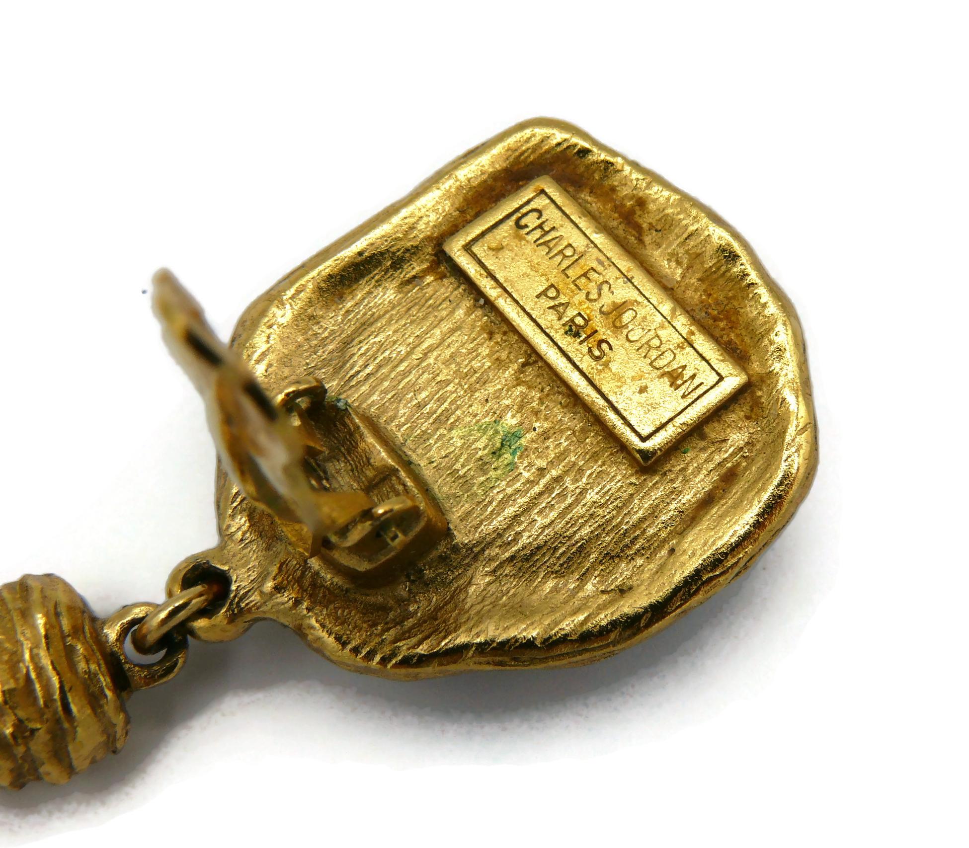CHARLES JOURDAN - Boucles d'oreilles pendantes vintage avec cabochons en résine dorée en vente 2