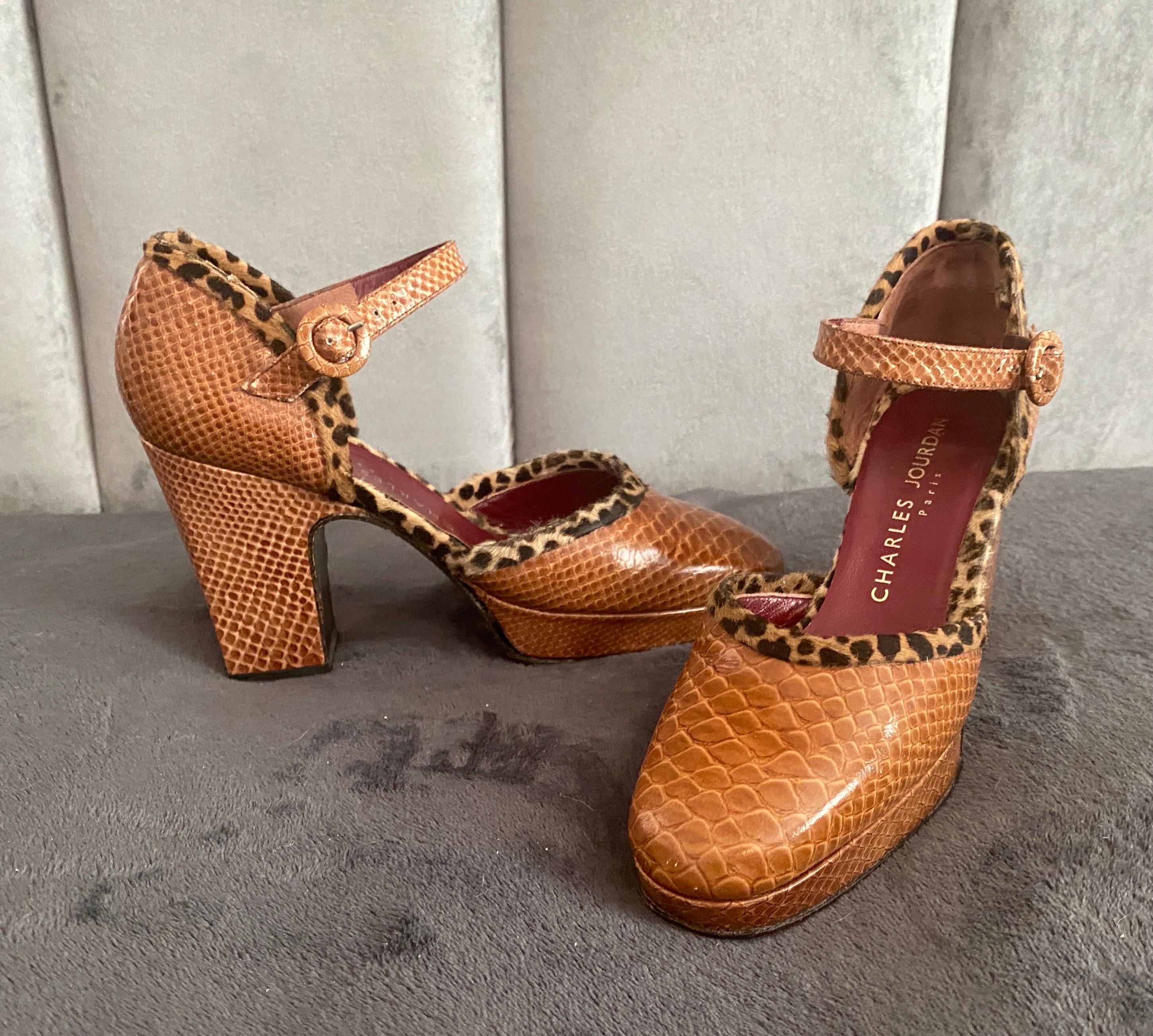 Une superbe paire de chaussures vintage Charles Jourdan, Paris. Le corps de la chaussure est en cuir imprimé serpent gaufré. La garniture est, je crois, en peau de vache imprimée pour ressembler à du léopard. Ces chaussures sont sexy ! L'état de ces