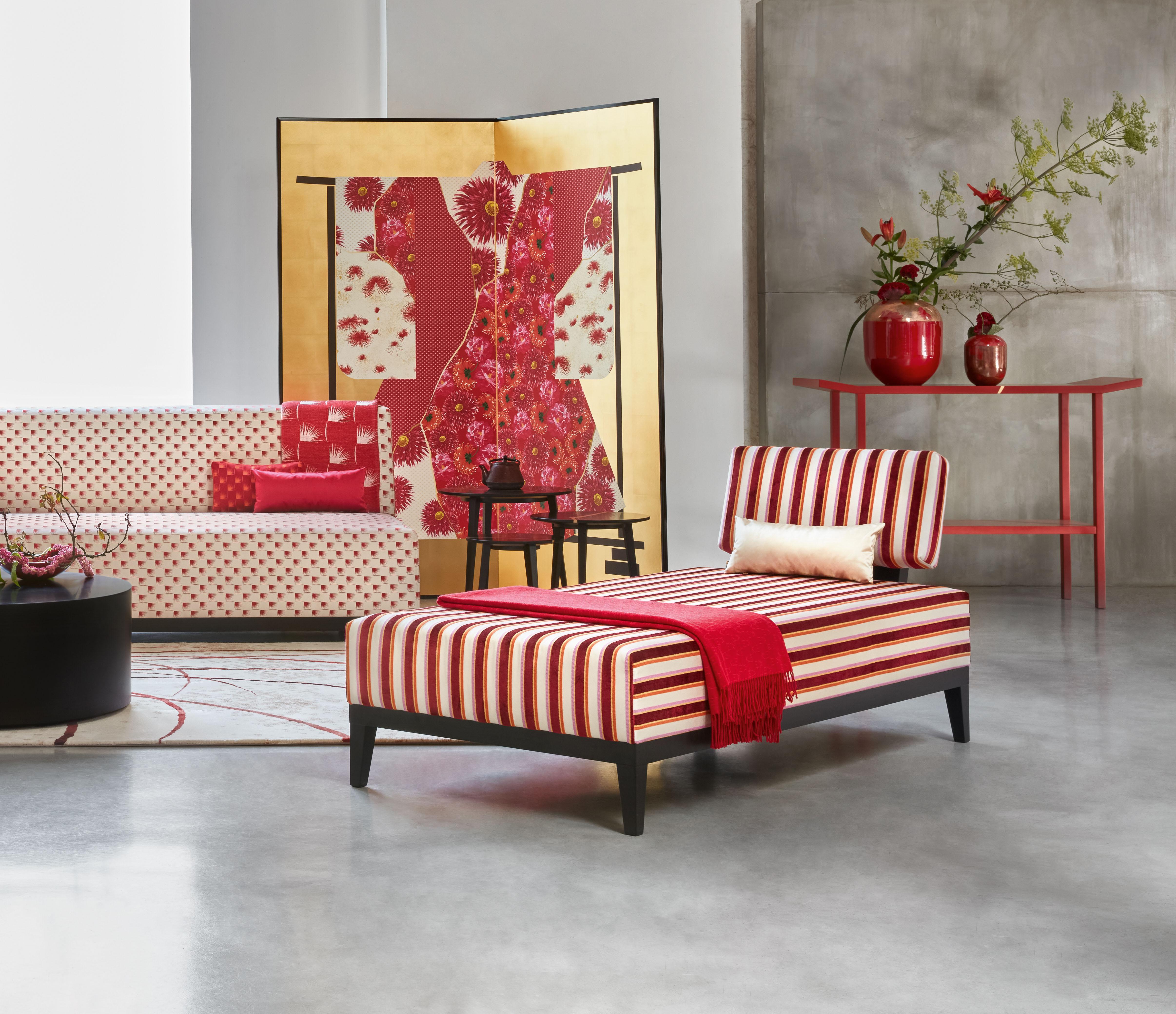 D'un design sophistiqué et épuré, cette chaise longue est recouverte d'un tissu jacquard de velours rayé, offrant une pièce maîtresse élégante pour les espaces de vie modernes. Reposant sur une structure en acier laqué noir mat et en contreplaqué,